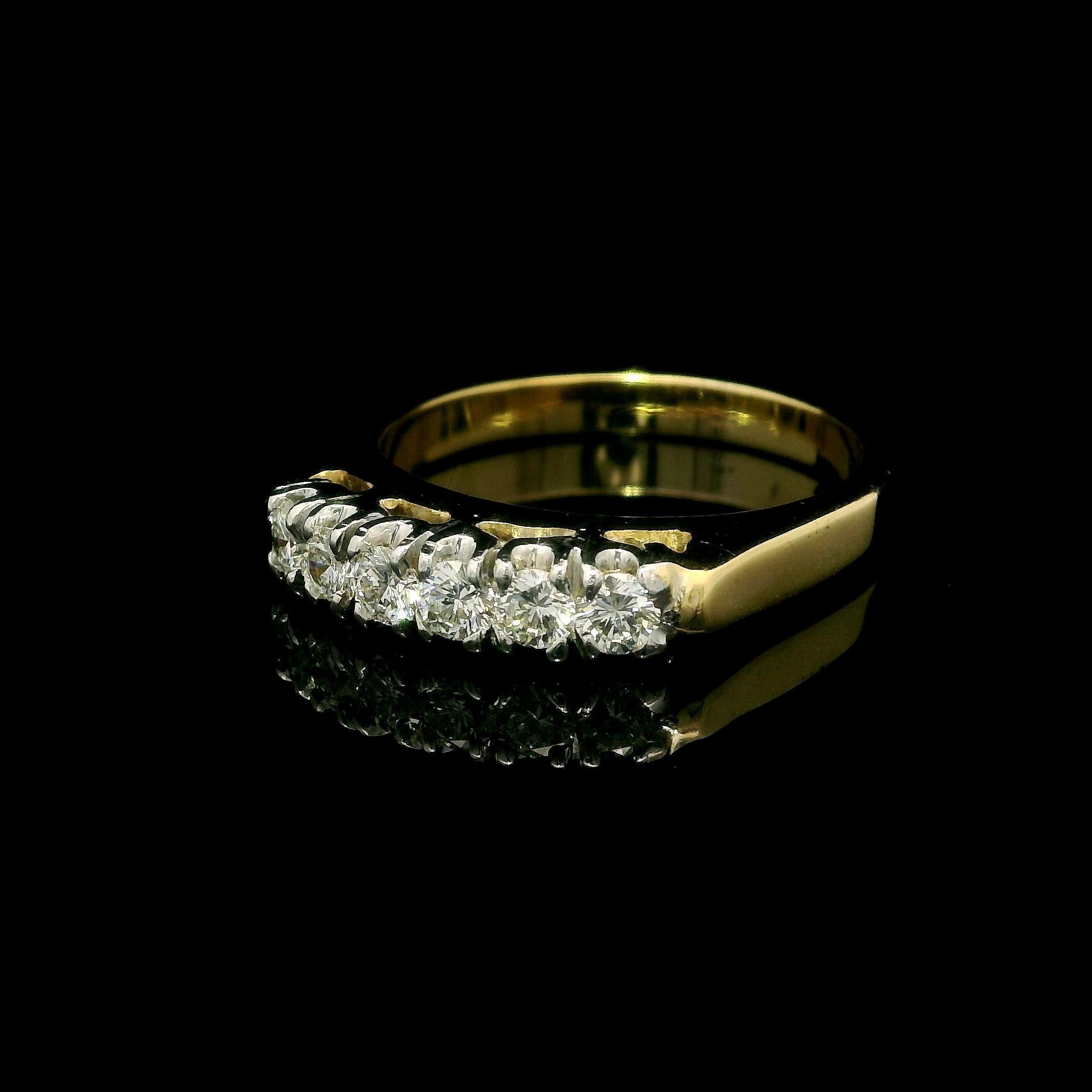 Taglio brillante Anello impilabile in oro giallo e bianco 14k di alta qualità con diamanti a pavé da 0,50 ct. in vendita