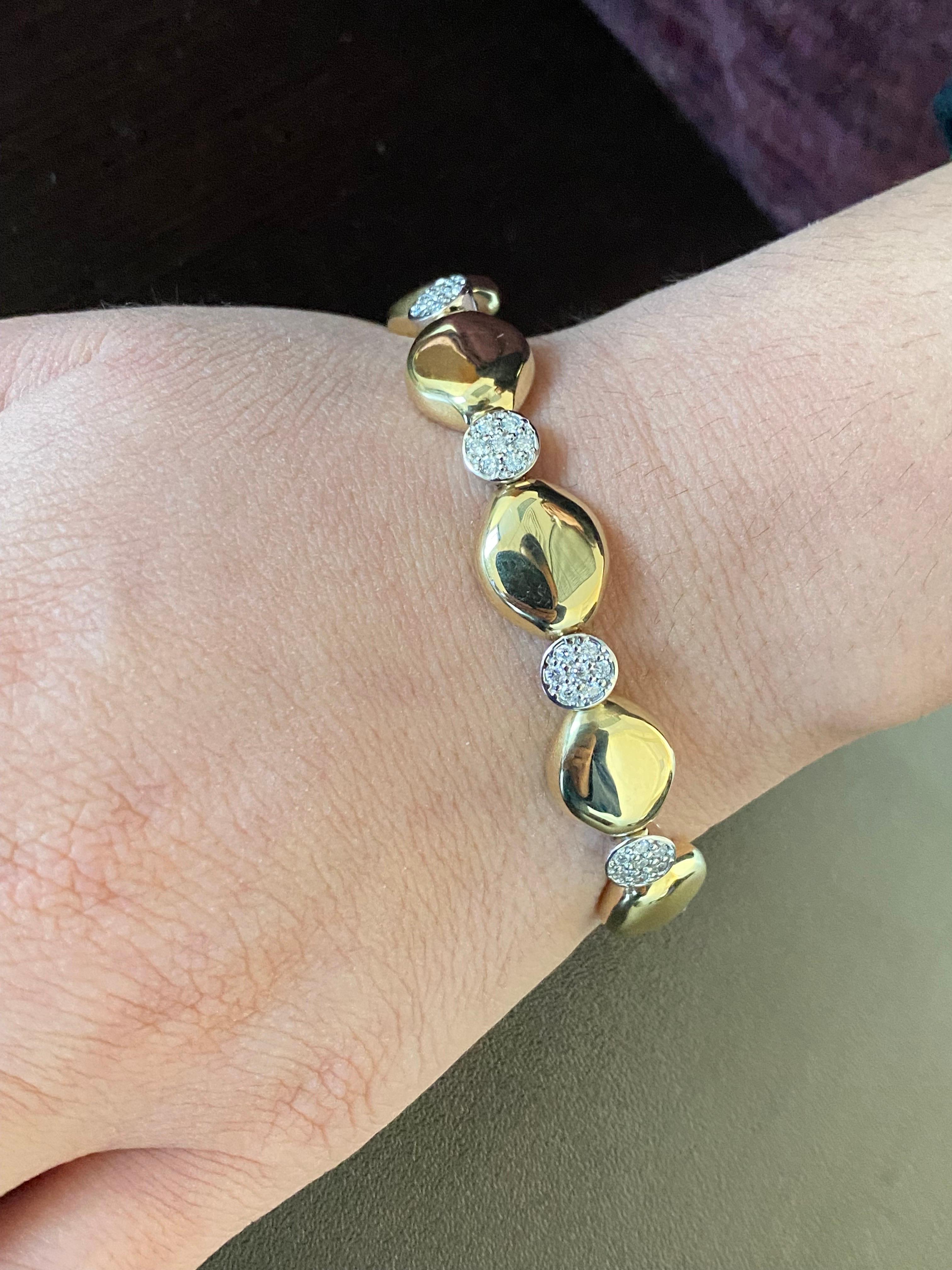 Taille ronde Bracelet jonc italien en or jaune/blanc 14 carats avec diamants en vente