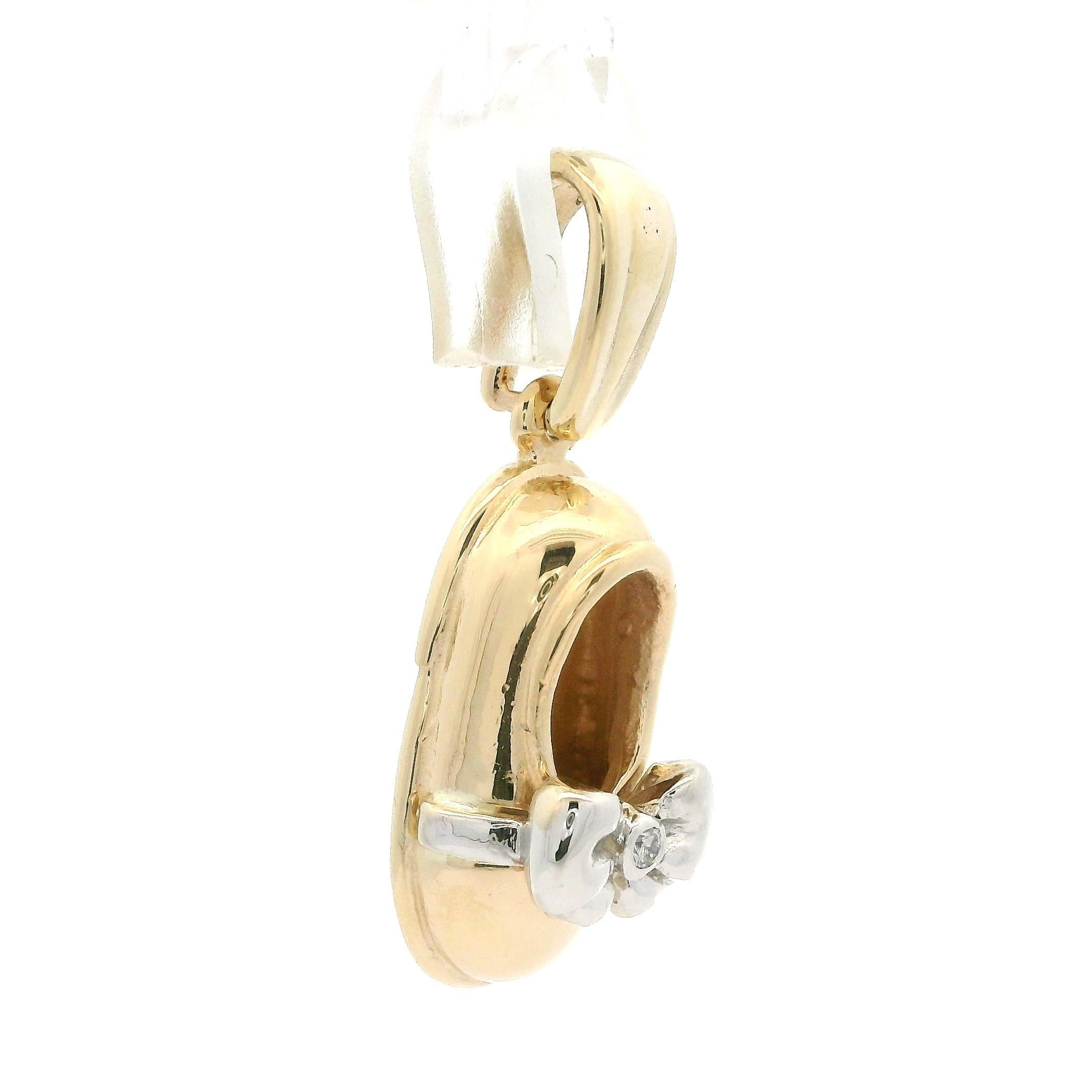 Ciondolo a forma di scarpetta portafortuna in oro giallo e bianco 14k con fiocco di diamanti da 0,02 ct. In condizioni ottime in vendita a Montclair, NJ