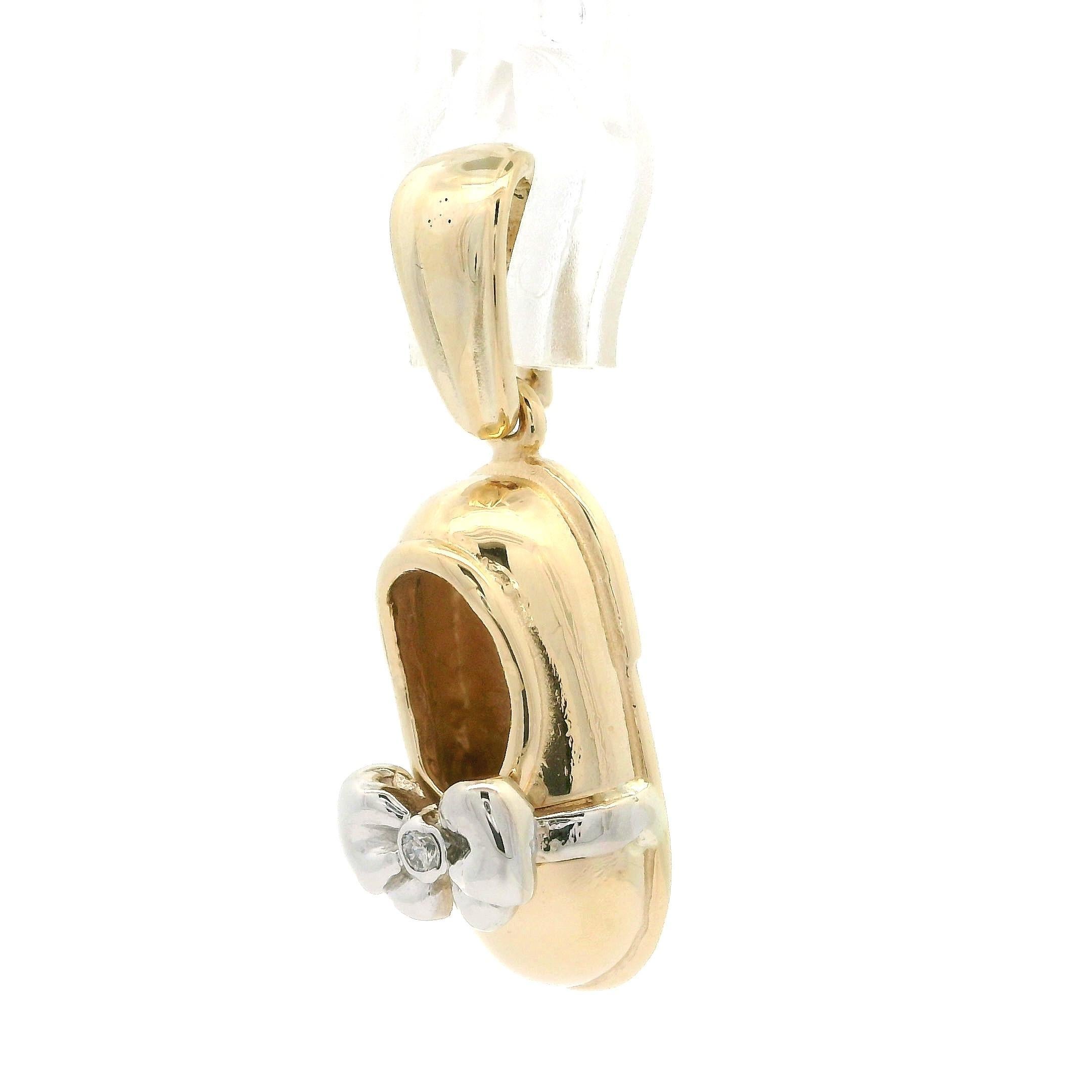 Donna Ciondolo a forma di scarpetta portafortuna in oro giallo e bianco 14k con fiocco di diamanti da 0,02 ct. in vendita