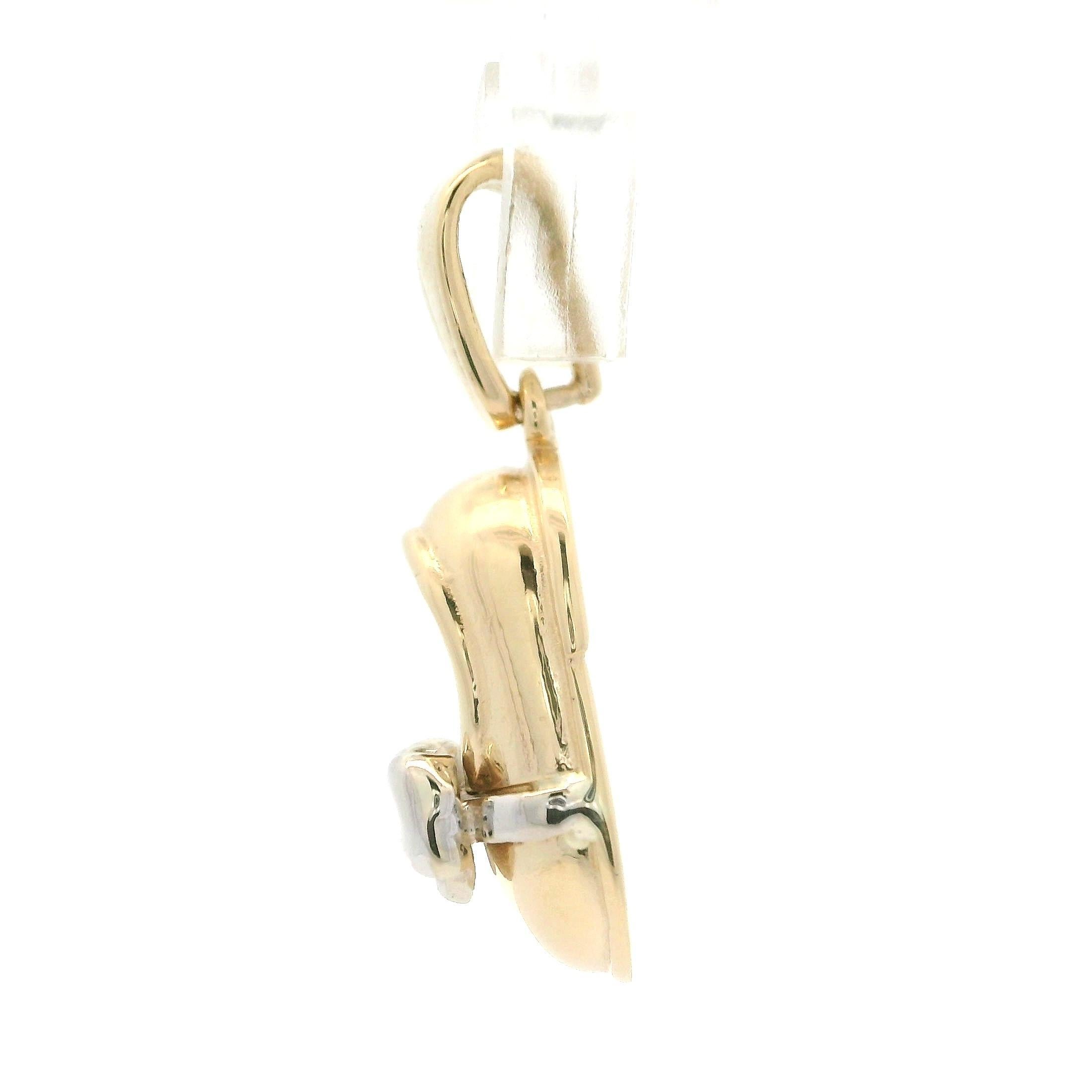 Ciondolo a forma di scarpetta portafortuna in oro giallo e bianco 14k con fiocco di diamanti da 0,02 ct. in vendita 1