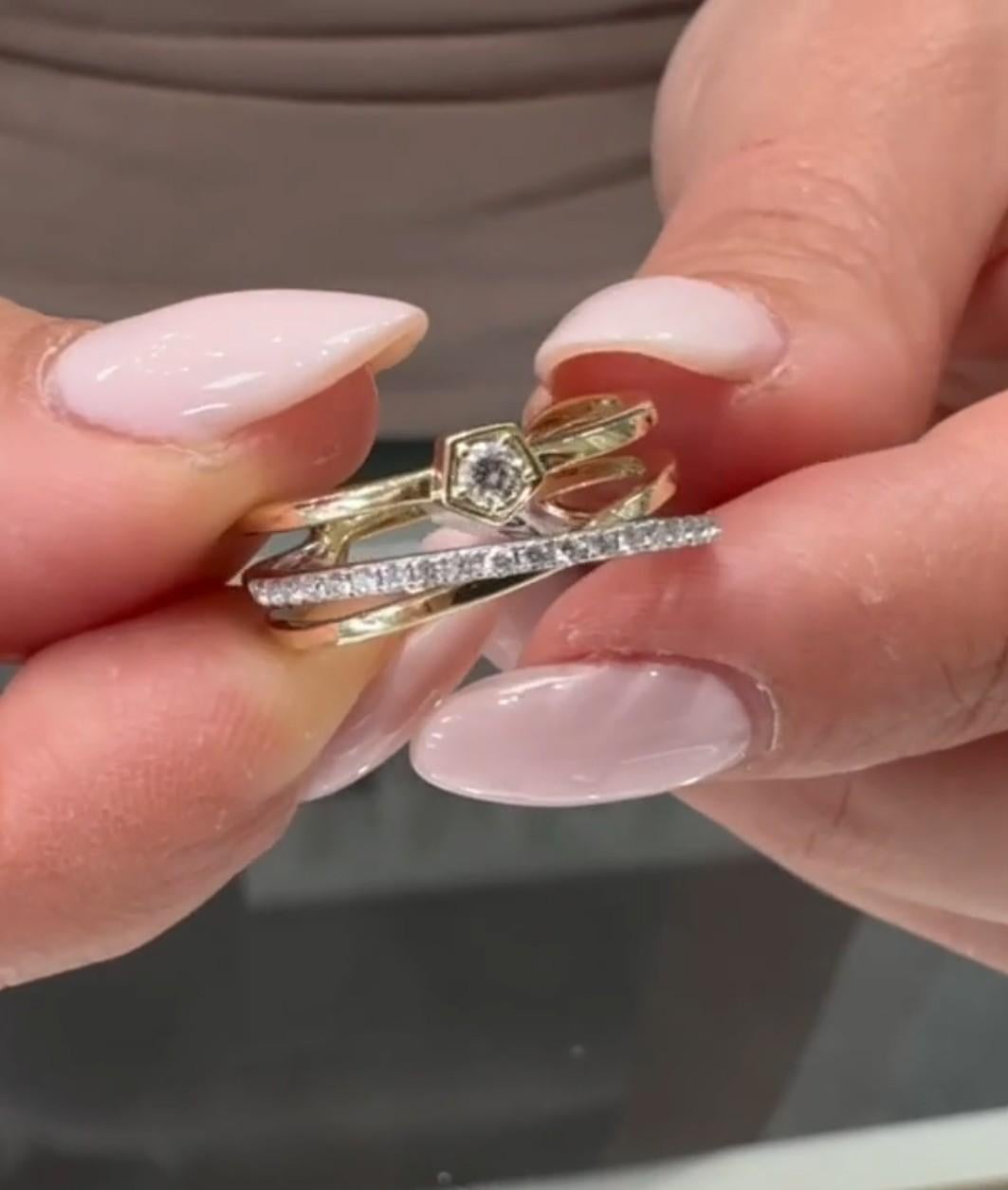 Bague en or jaune et blanc 14K à plusieurs rangs de diamants tissés 0,24 carats Neuf - En vente à Old Tappan, NJ