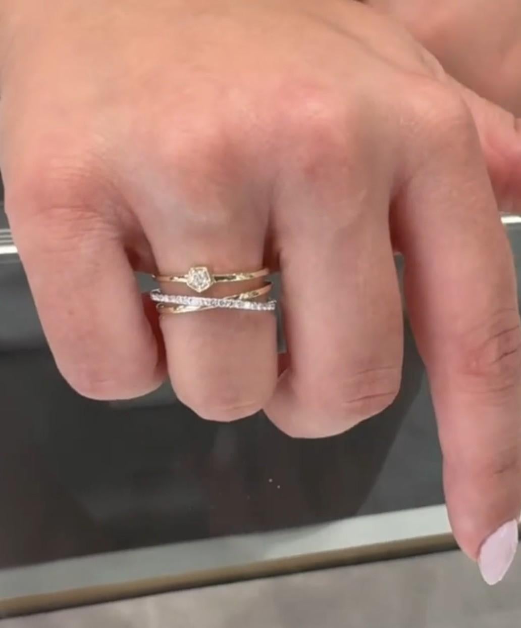 Bague tissée en or jaune et blanc 14K de deux tons avec 22 diamants ronds pesant 0,24 carat au total.  

Le tour de doigt est de 6,5, il peut être augmenté ou diminué.