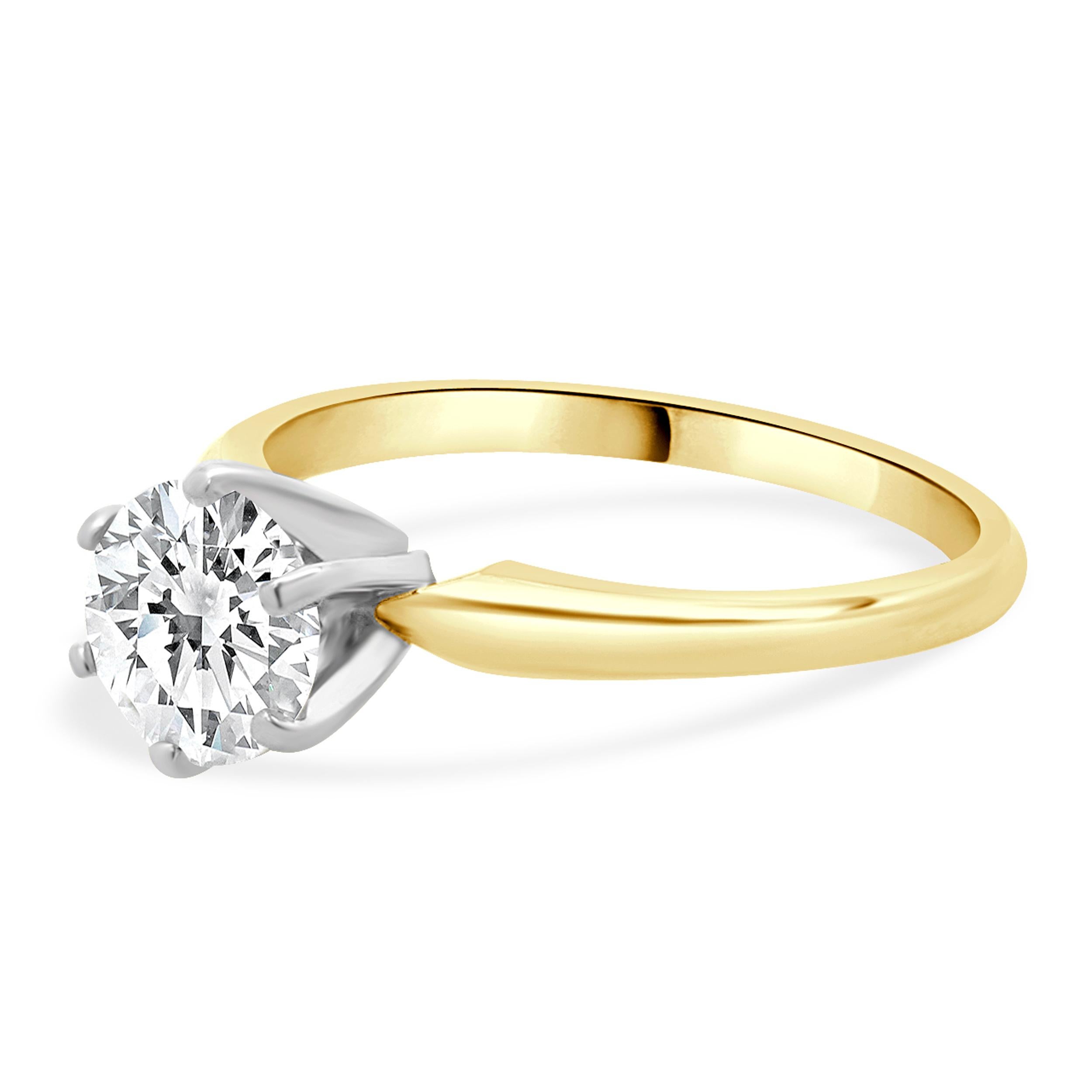 MATERIAL : Or jaune et blanc 14K
Diamant central : 1 diamant rond de taille brillant = 0,89ct
Couleur : H
Clarté : SI2
Taille de l'anneau : 6,25 (veuillez prévoir jusqu'à 2 jours ouvrables supplémentaires pour les demandes de taille)
Dimensions : la