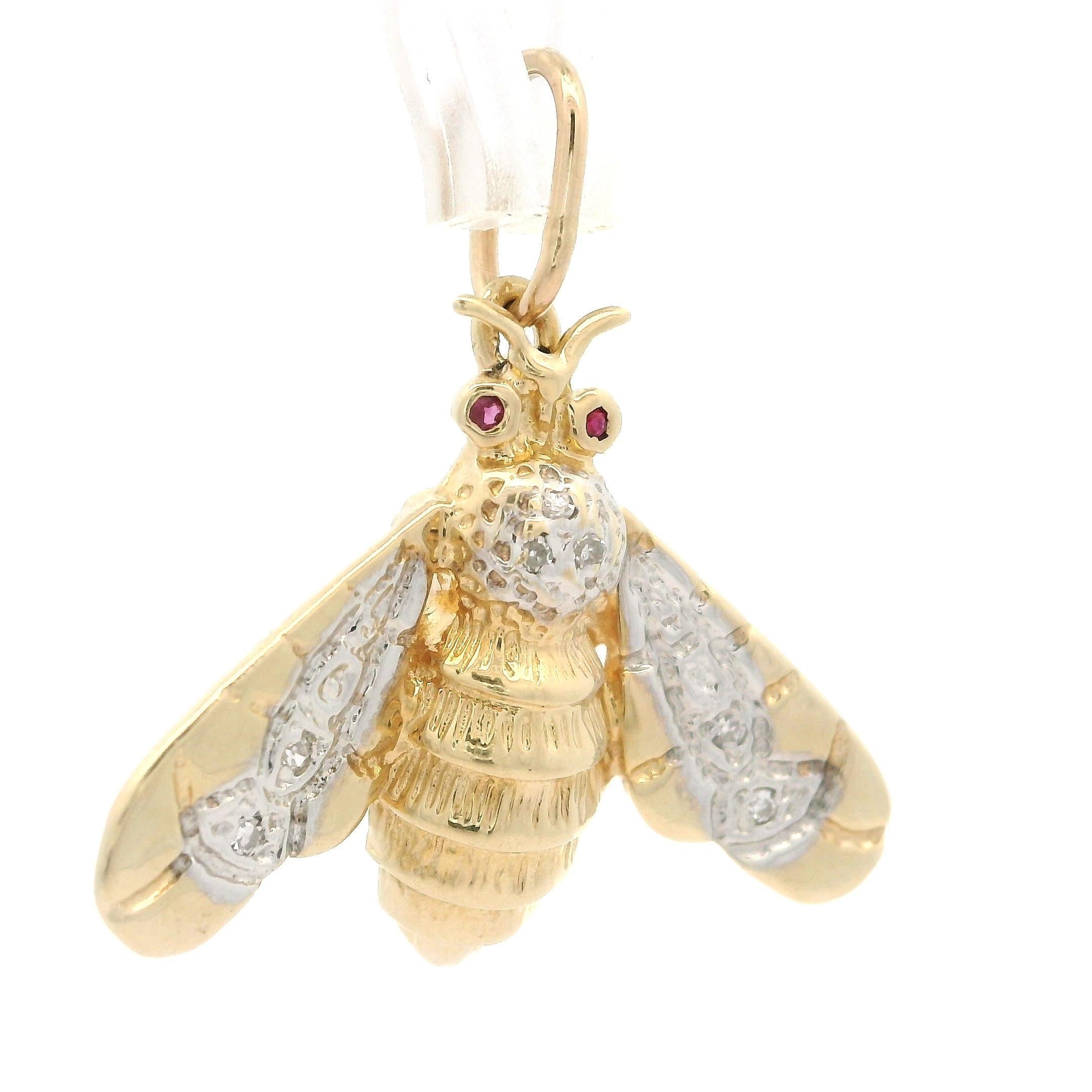 Colgante de oro amarillo y blanco de 14k con detalle de diamantes y rubíes redondos Polilla abejorro Corte redondo en venta