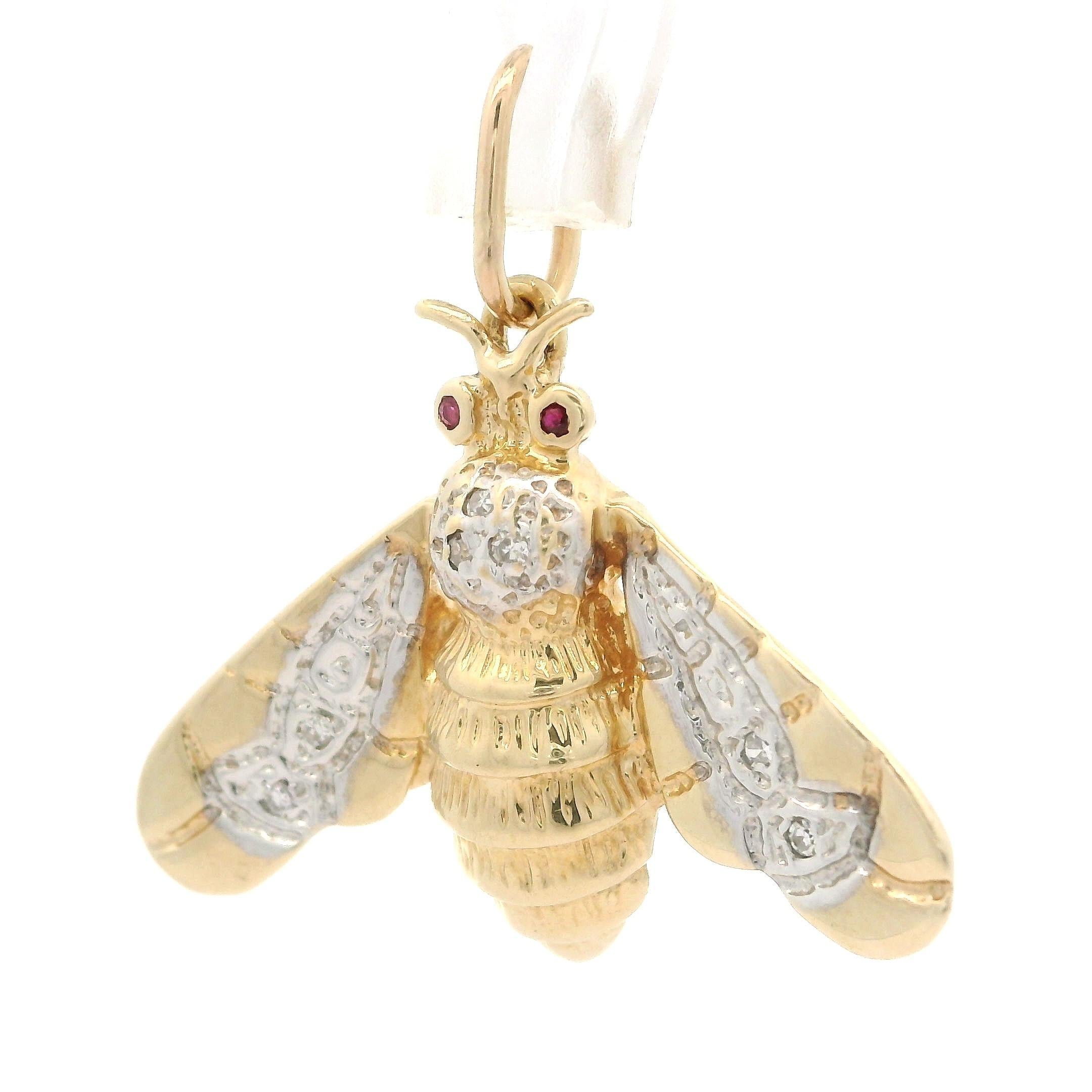 Colgante de oro amarillo y blanco de 14k con detalle de diamantes y rubíes redondos Polilla abejorro en Excelente estado para la venta en Montclair, NJ