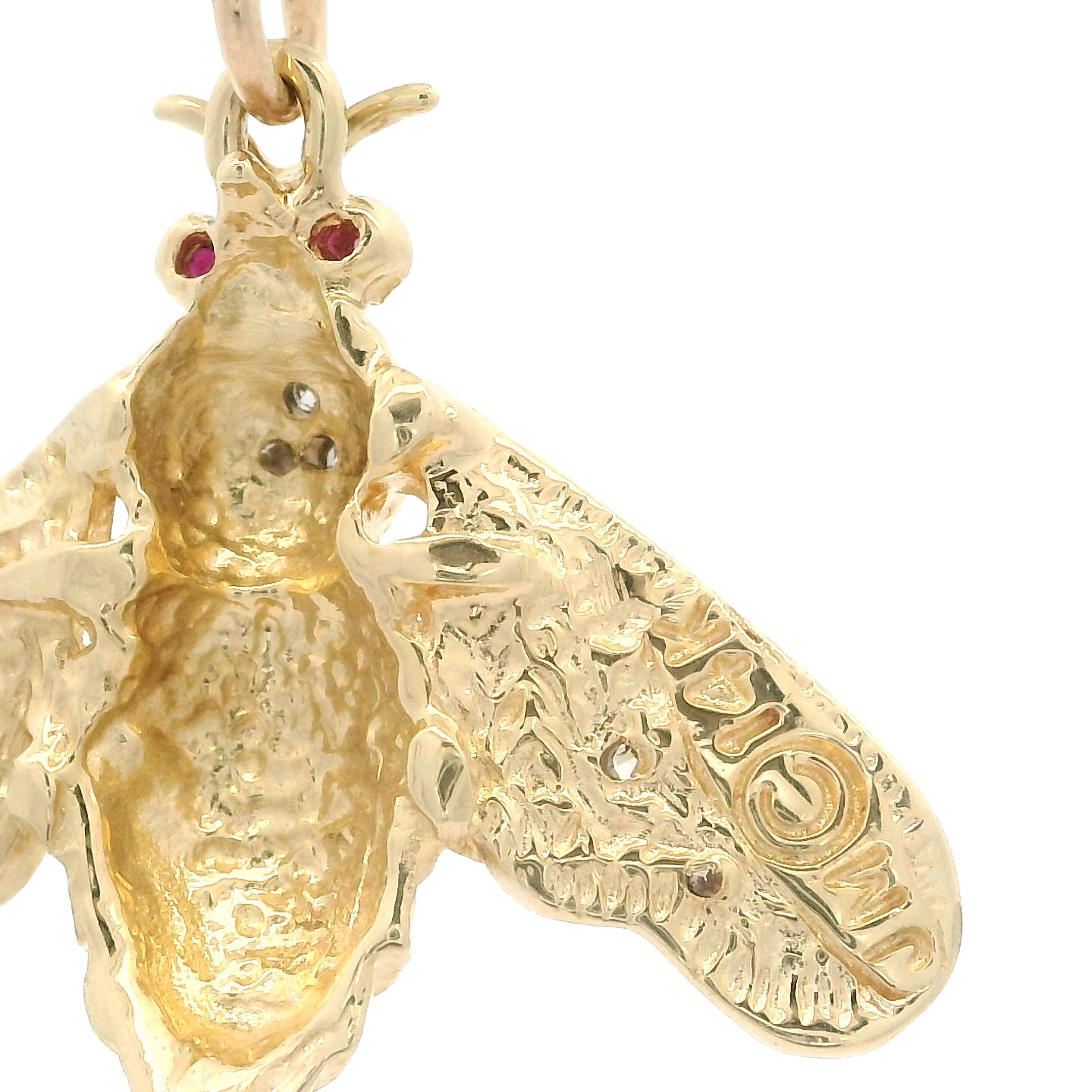 Colgante de oro amarillo y blanco de 14k con detalle de diamantes y rubíes redondos Polilla abejorro en venta 1