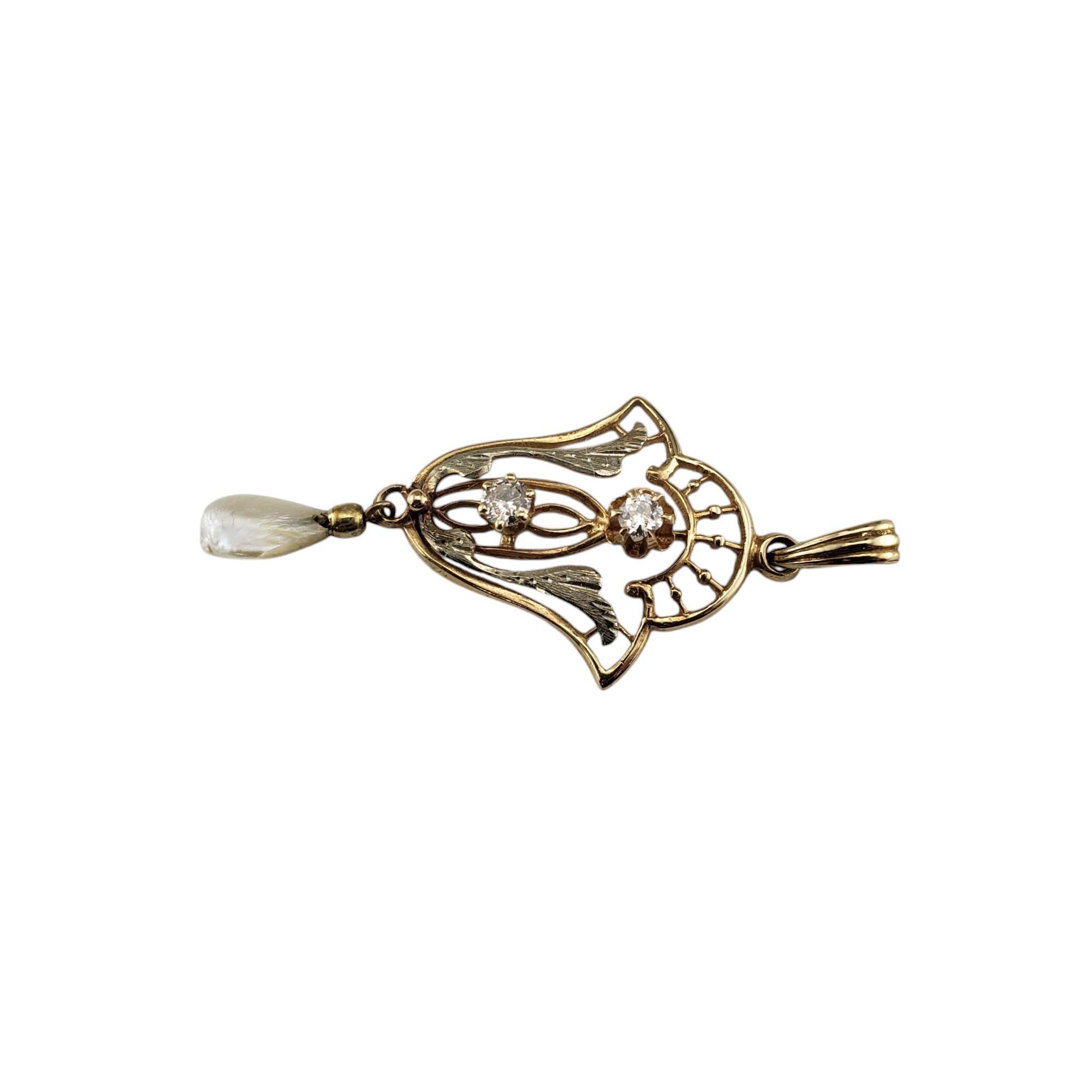 Ciondolo in oro giallo e bianco 14 carati con perle e diamanti...

Questo splendido pendente è realizzato in oro giallo con accenti in oro bianco e presenta due diamanti rotondi taglio brillante e una perla pendente.

Peso totale approssimativo del