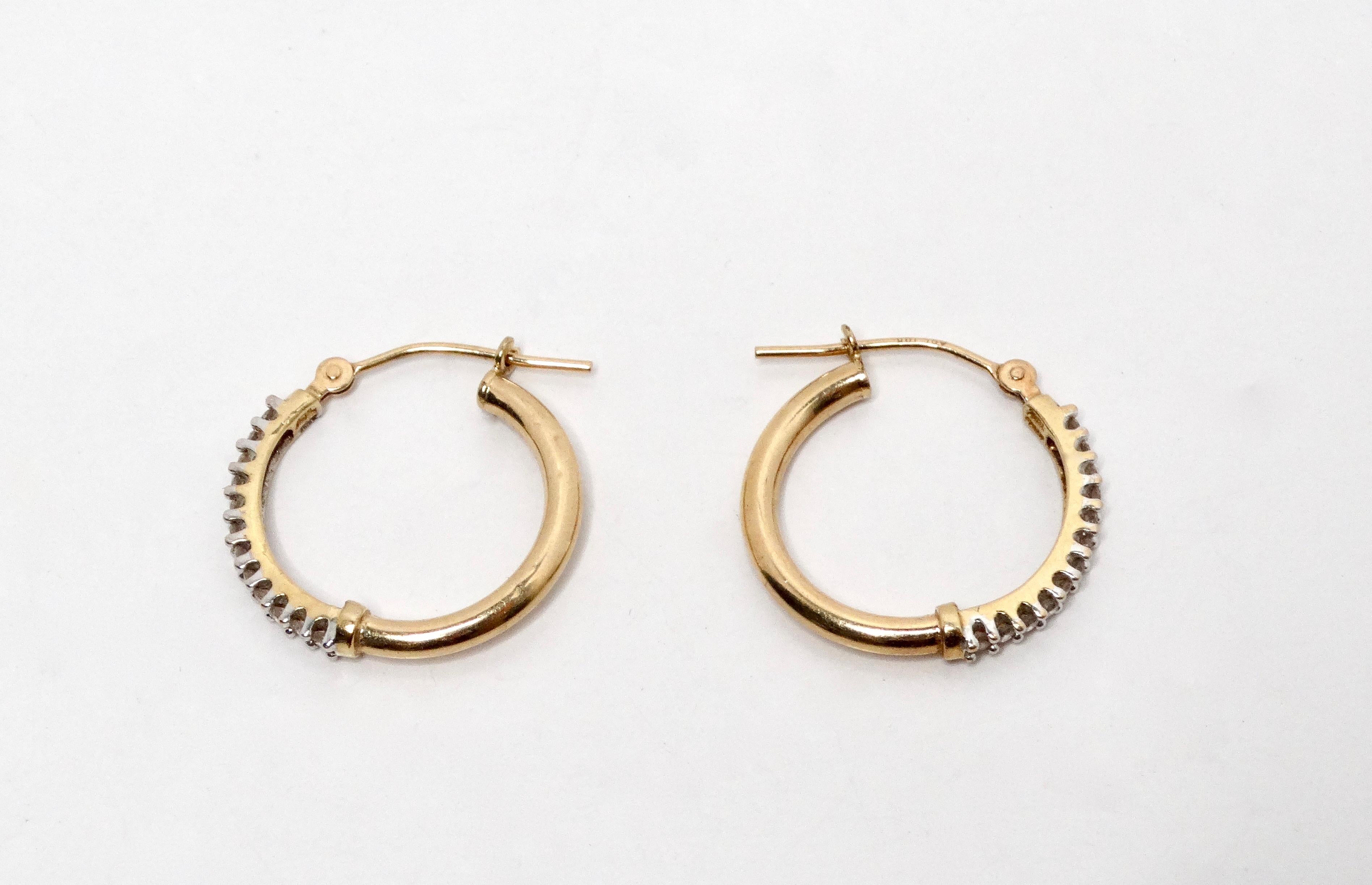 Rehaussez votre collection de bijoux avec ces exquises petites boucles d'oreilles en or jaune et blanc 14k, élégamment ornées de diamants éblouissants. Conçues par des experts, ces boucles présentent un design élégant qui met en valeur une bande