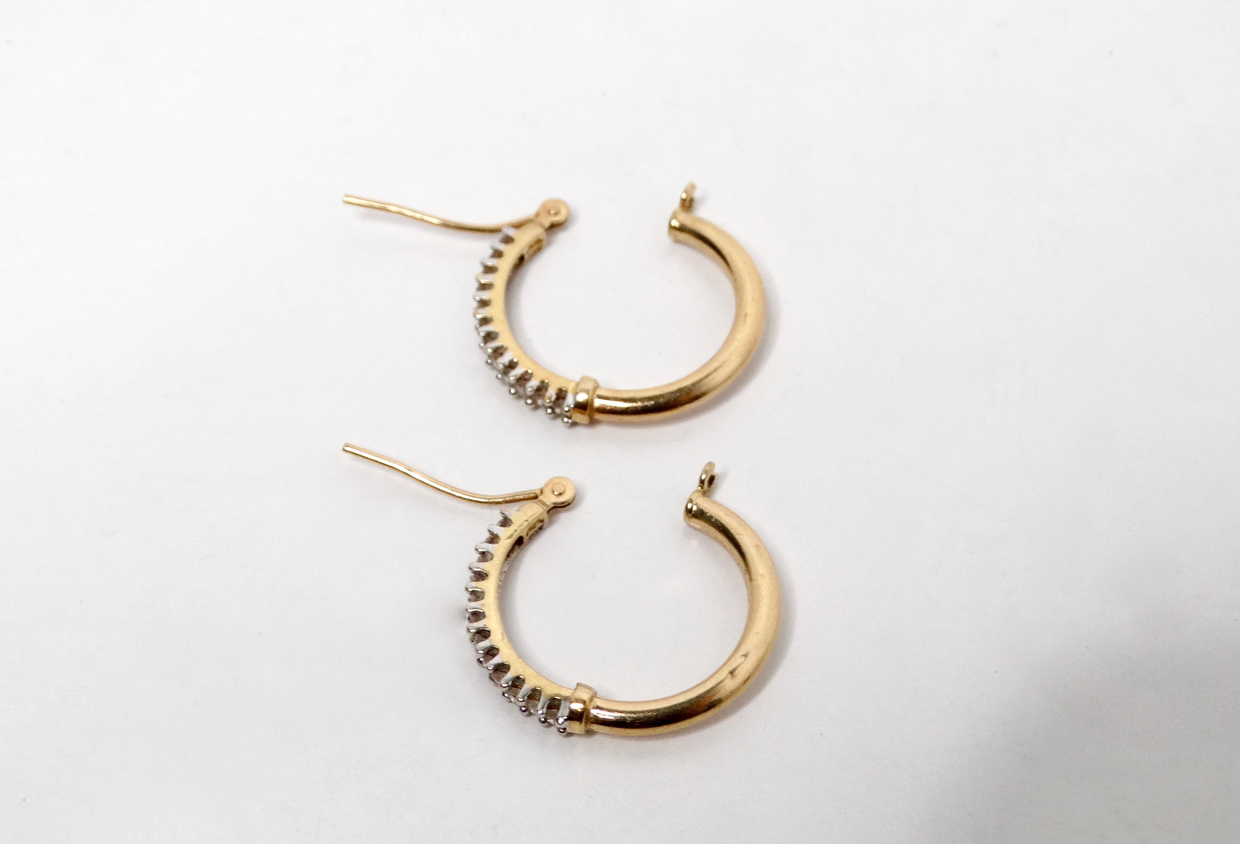 Petits anneaux en or jaune et blanc 14k avec diamants en vente 1