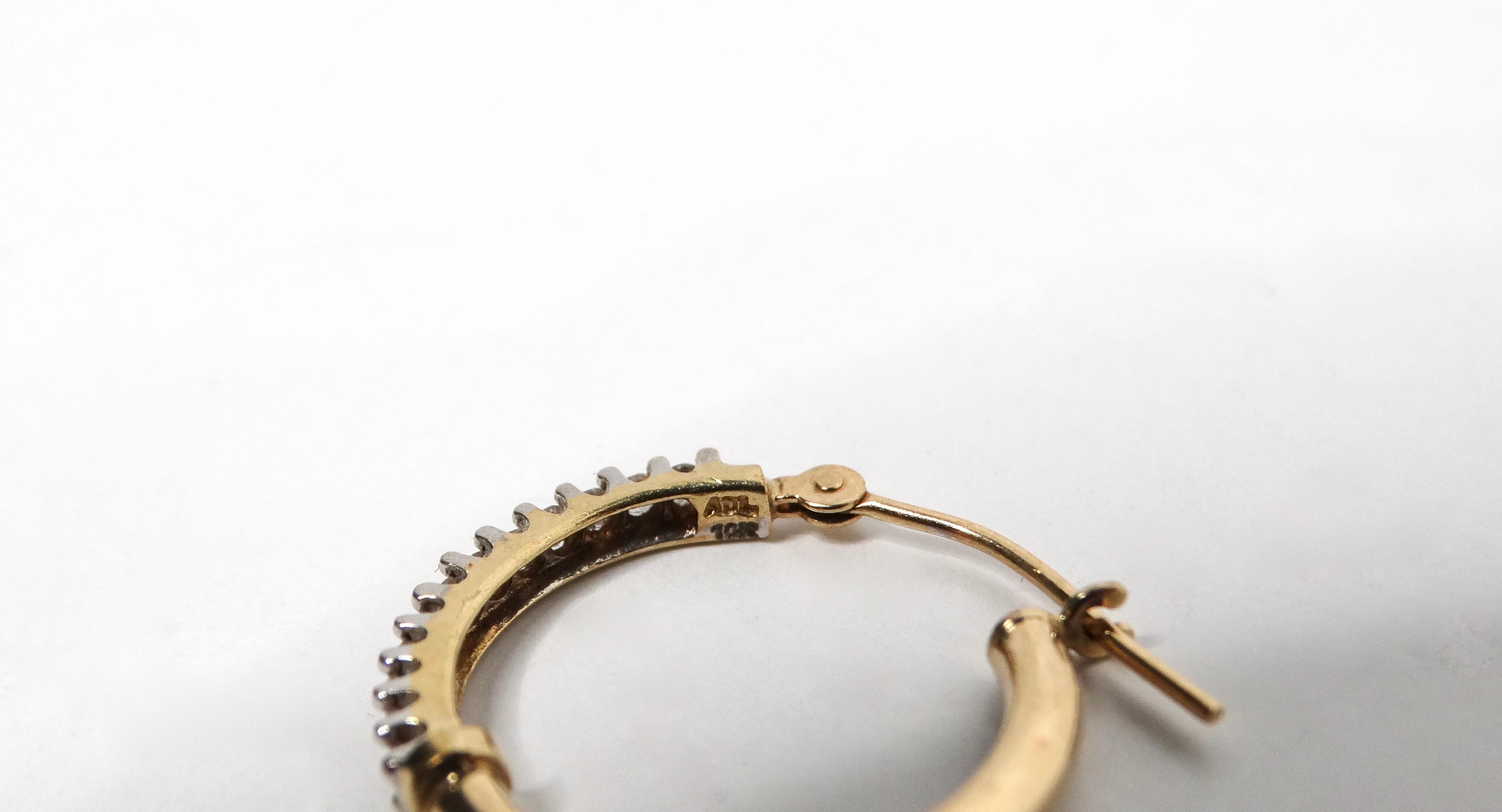 Petits anneaux en or jaune et blanc 14k avec diamants en vente 2