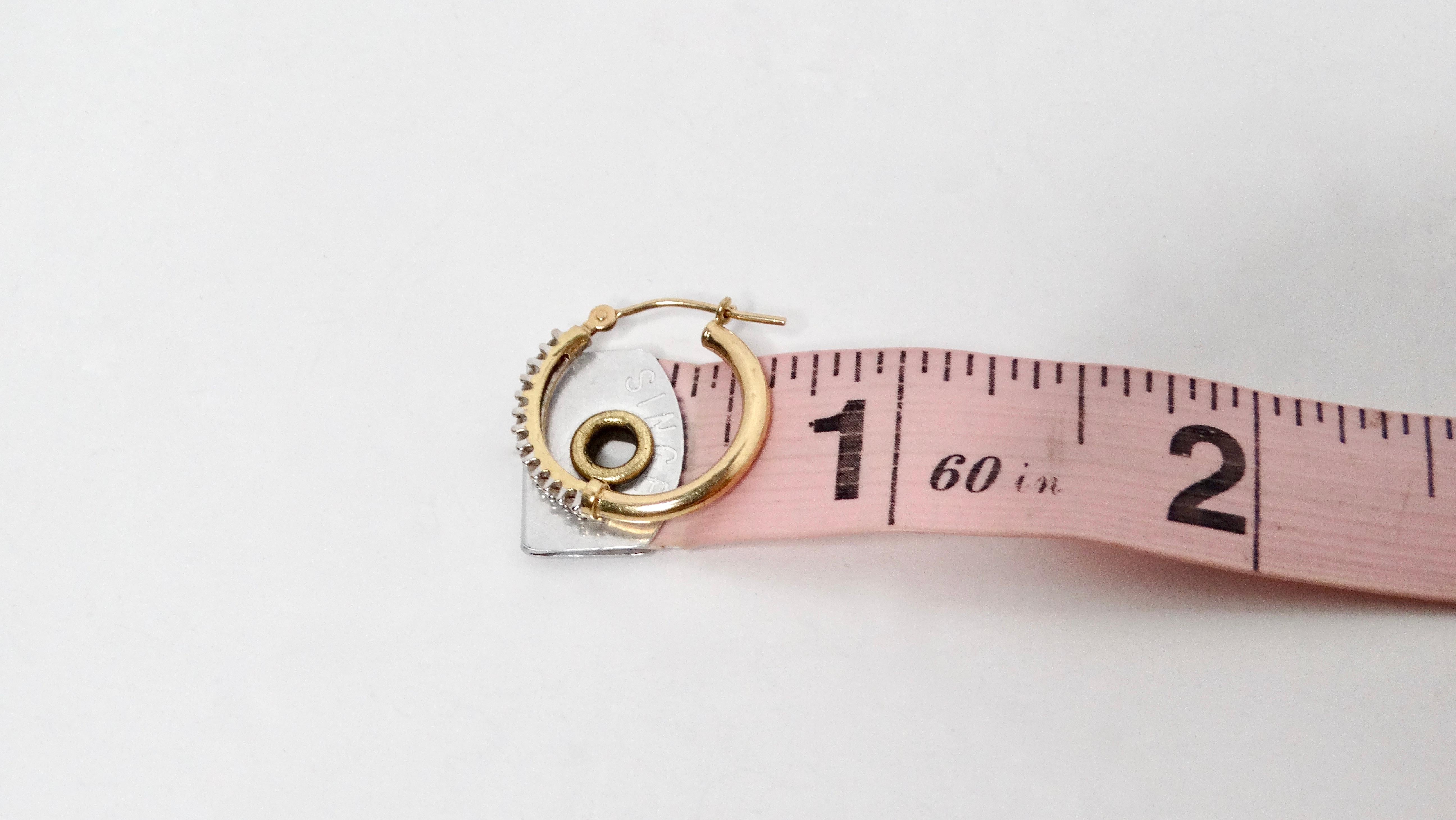 Petits anneaux en or jaune et blanc 14k avec diamants en vente 3