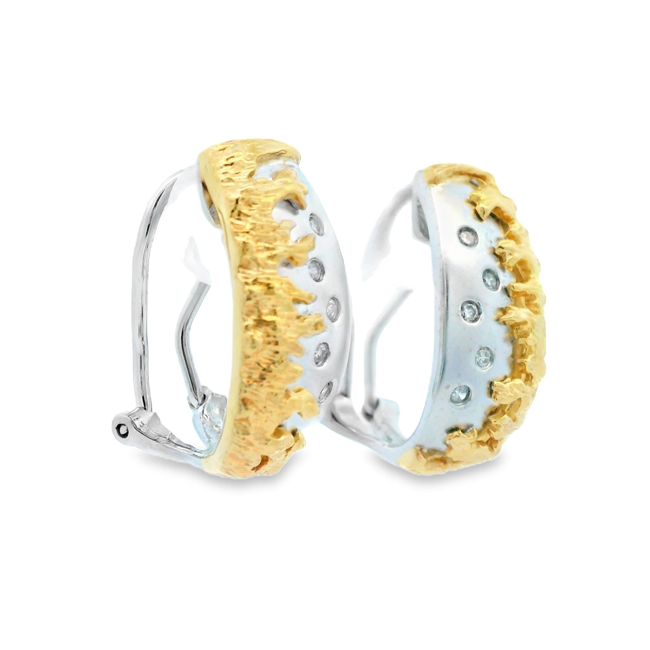 Cette magnifique paire de boucles d'oreilles en diamant est fabriquée en or blanc 14 carats avec une riche couche d'or jaune 14 carats en goutte-à-goutte. Cela crée un contraste étonnant entre l'or blanc lisse et l'or jaune texturé qui distingue ces