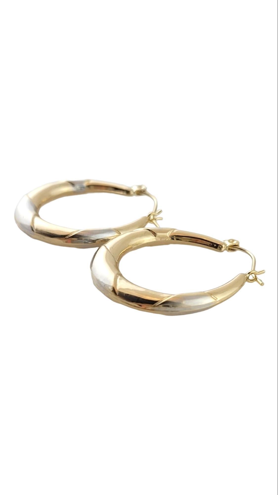  14K Yellow & White Gold Two Tone Hoops

This gorgeous set of two tone hoops are crafted from both 14K white and yellow gold for a beautiful finish!

Size: 29.1mm X 27.0mm X 4.2mm

Weight: 2.55 g/ 1.6 dwt

Hallmark: SLC 14K

Very good condition,
