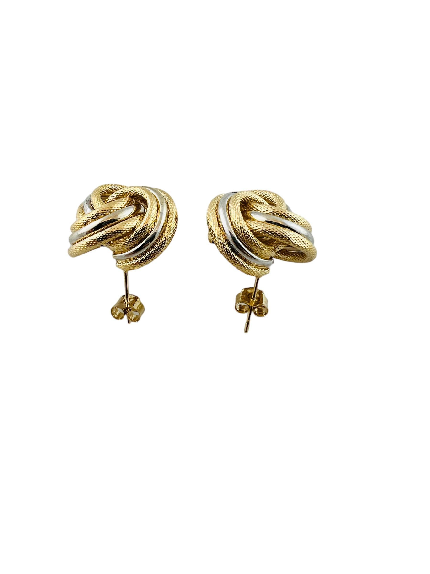 Vintage 14K Yellow & White Gol Two Tone Knot Earrings

Gorgeous set of knot earrings with a beautiful two toned pattern crafted from 14K white and yellow gold!

Size: 16.9mm (.67