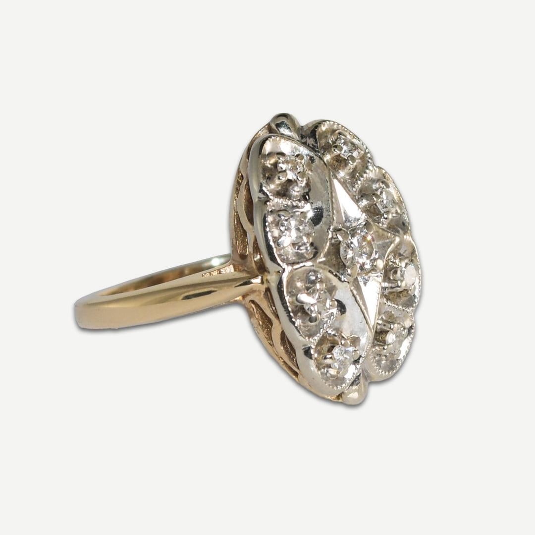 Anillo vintage de oro amarillo y blanco de 14k con racimo de diamantes.
Este precioso anillo tiene 9 diamantes brillantes redondos montados en engastes de 4 garras y tienen un peso total de diamantes de 0,25 ct.
Este anillo tiene la cabeza de oro