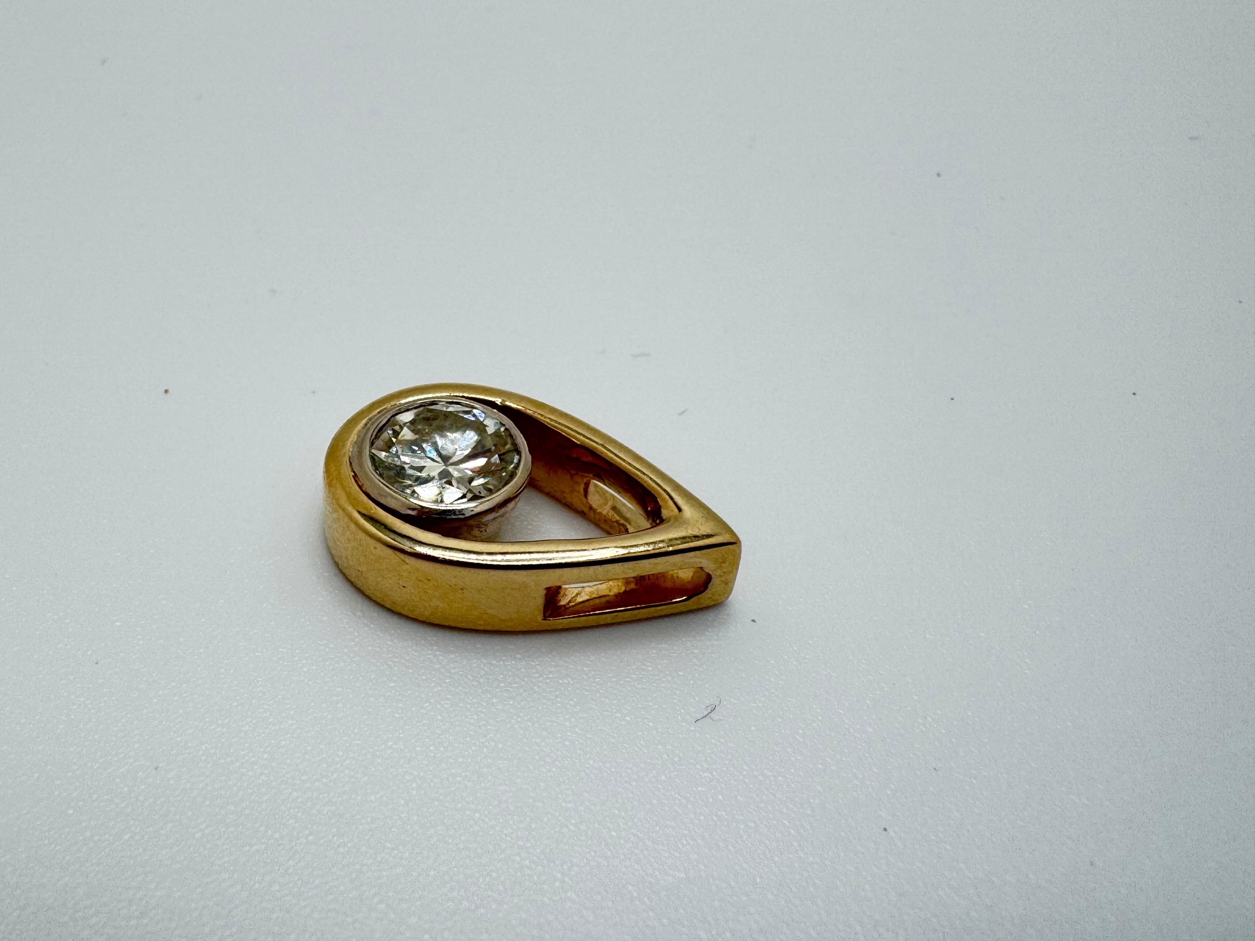 Taglio rotondo Ciondolo con design YG 14K e diamante in vendita