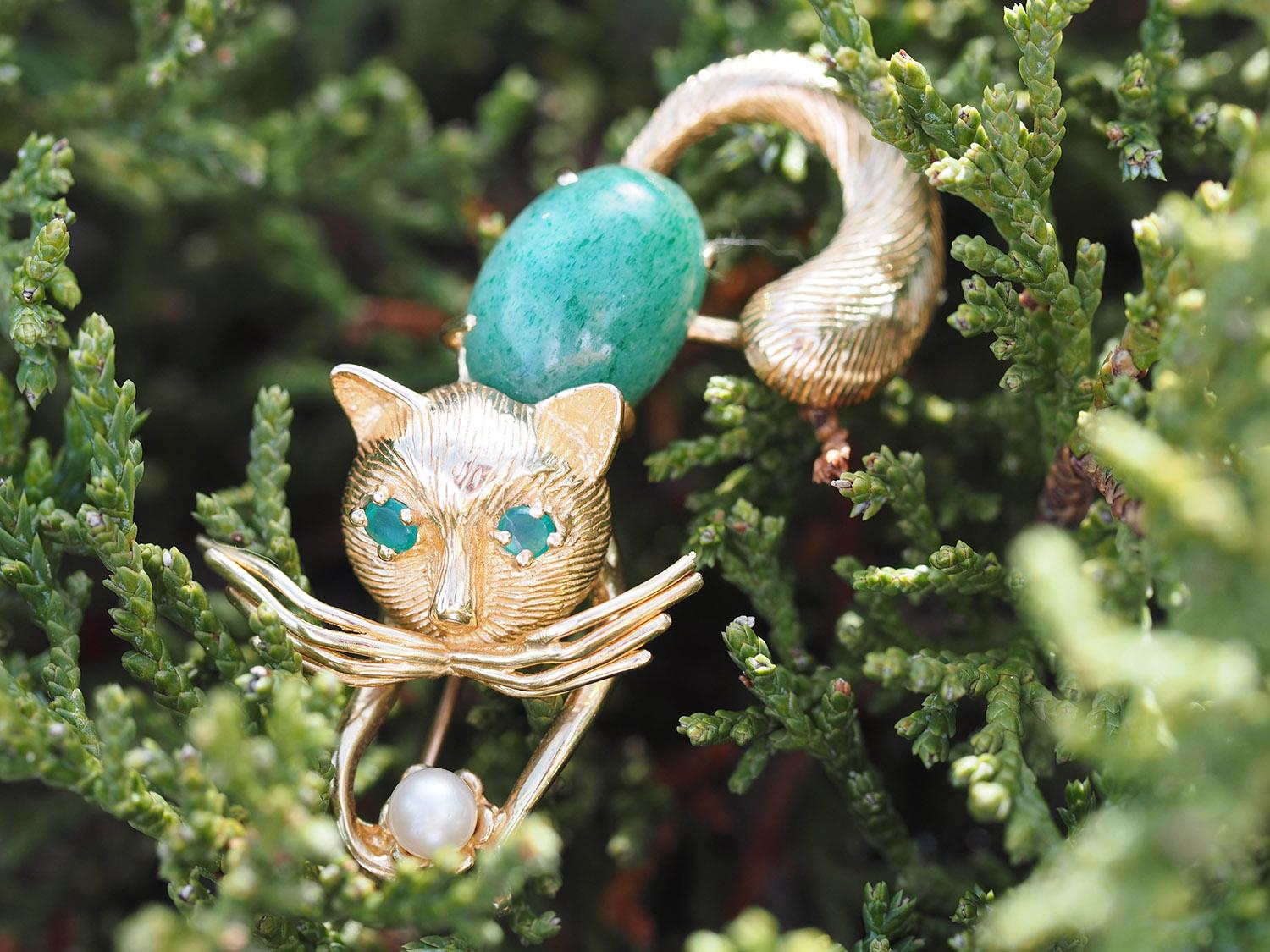 14 Karat Yellow Gold Jade and Pearl Cat Pin/Brooch In Good Condition In Addison, TX