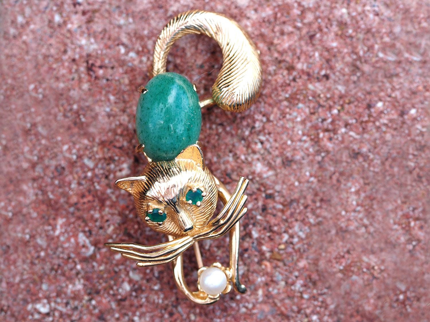 Women's or Men's 14 Karat Yellow Gold Jade and Pearl Cat Pin/Brooch