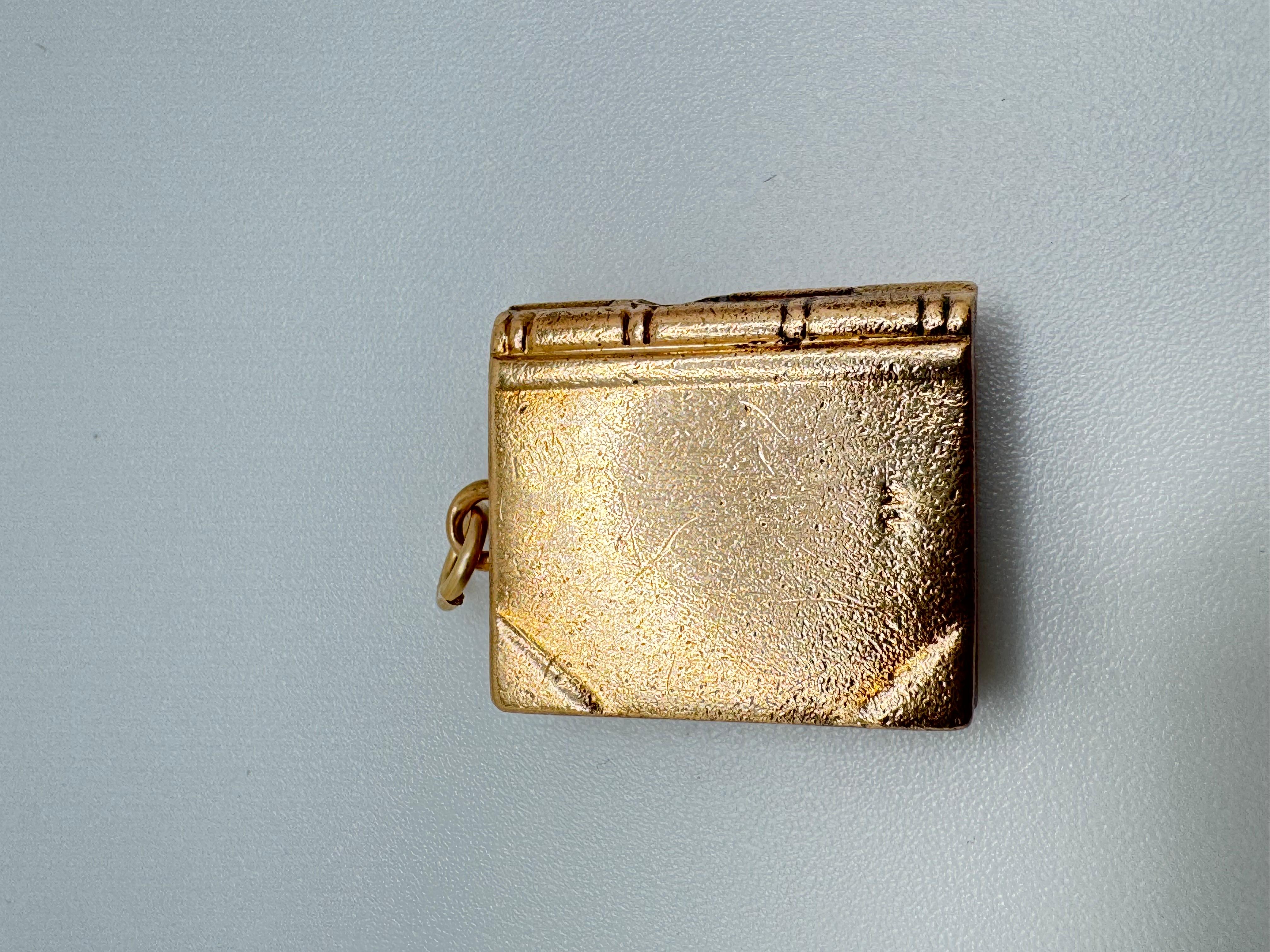 Questo splendido ciondolo della Bibbia di Rembrandt è realizzato in oro giallo 14K e misura circa 16,0 mm per 16,0 mm, offrendo un design equilibrato ed elegante. Con un peso di 5,52 grammi, ha una sensazione solida e sostanziale, pur rimanendo