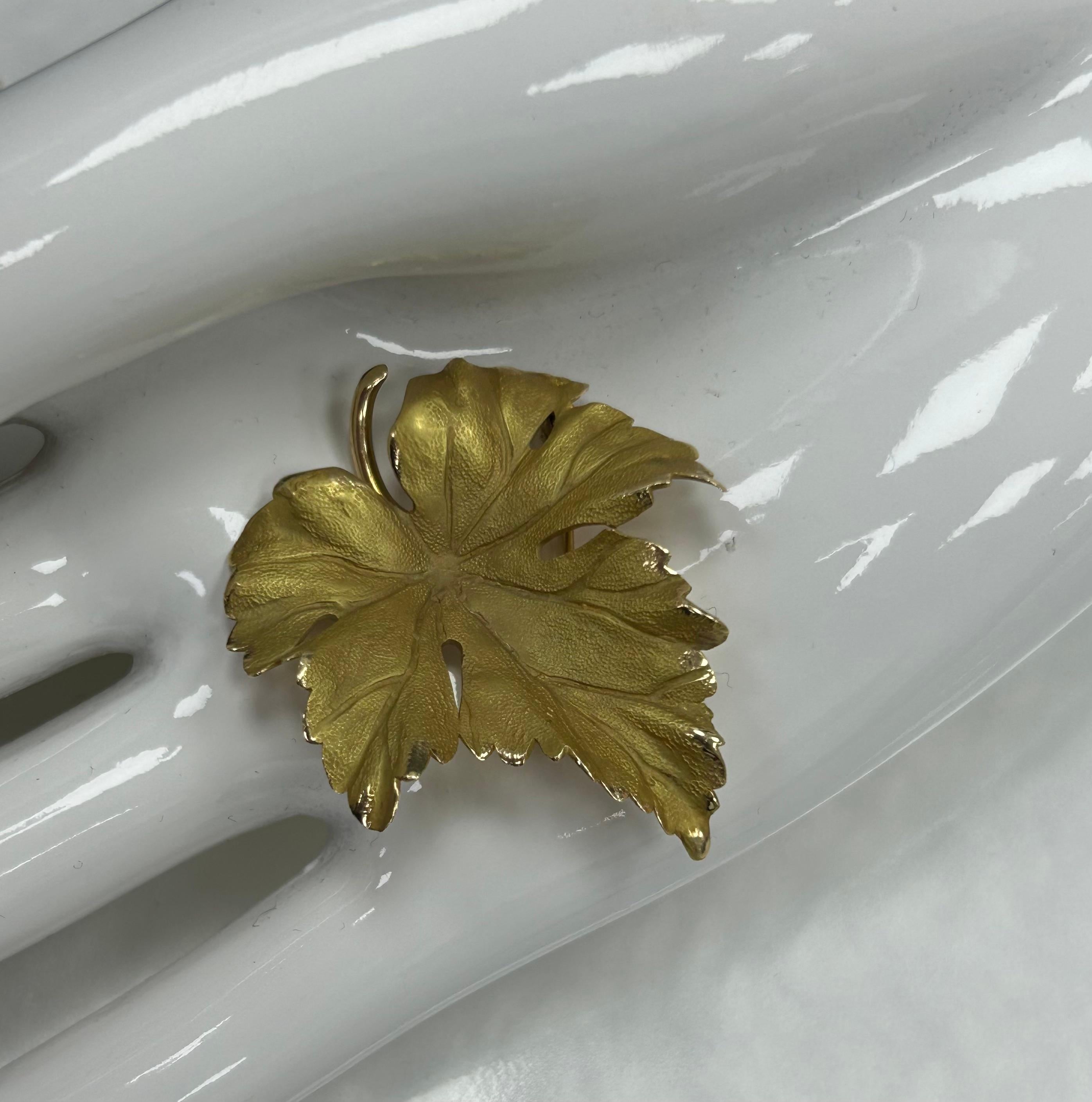 1970's 14k yellow gold Tiffany leaf brooch, 7.1 gram, length 4 centimeters,  width 3 centimeters