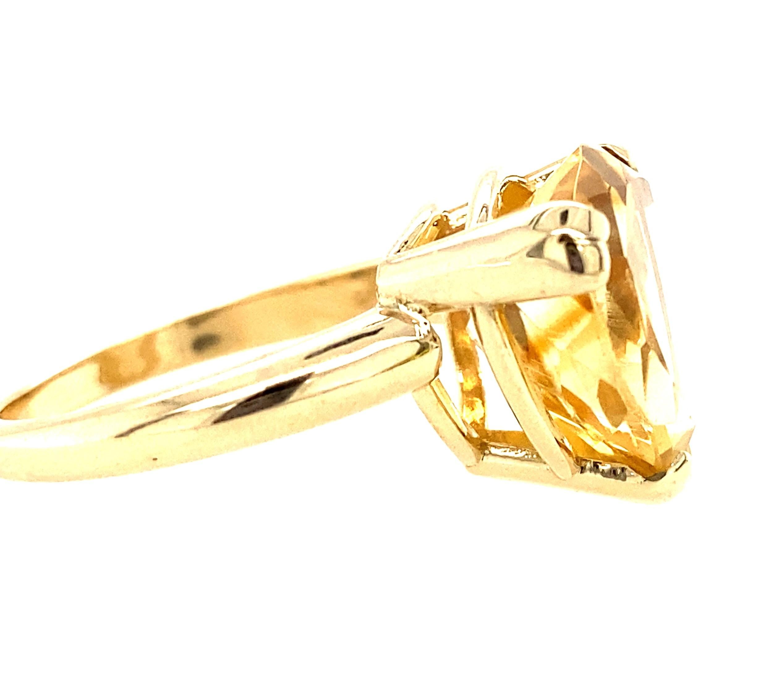 Bague cocktail en or jaune 14 carats avec citrine jaune taille trillion en vente 1