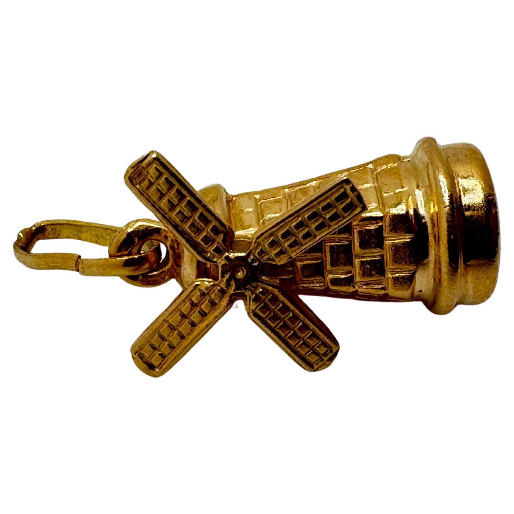 Questo affascinante ciondolo vintage è realizzato in oro giallo 14 carati e presenta un bellissimo disegno di mulino a vento, simbolo di energia, perseveranza e movimento. Con un peso totale di 2,32 grammi, è leggero ma abbastanza consistente da