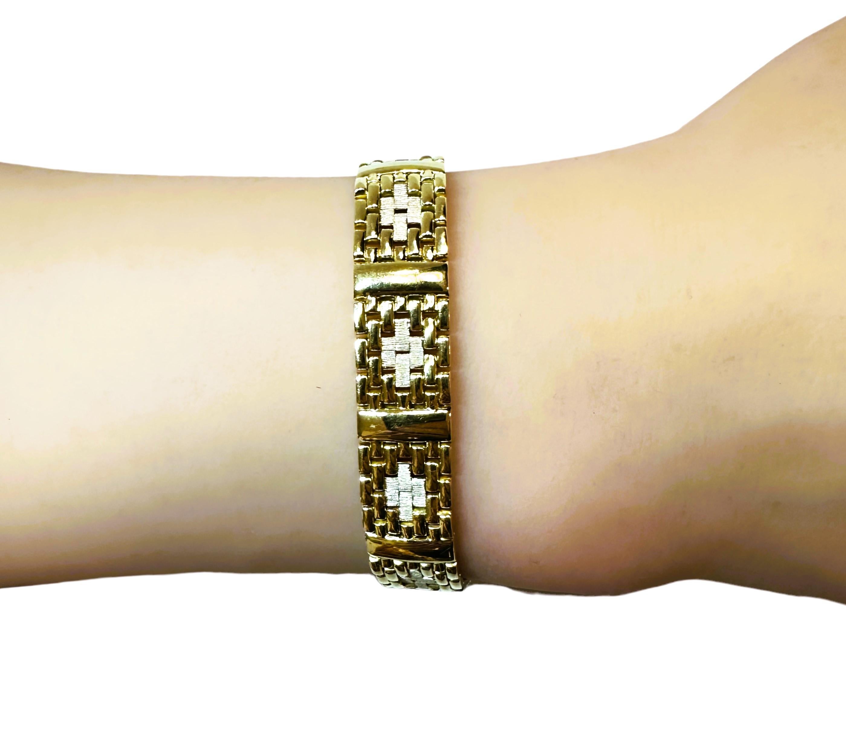 Bracelet italien moderne à maillons articulés en or 14 carats avec motif de croix 21,48 grammes en vente 5