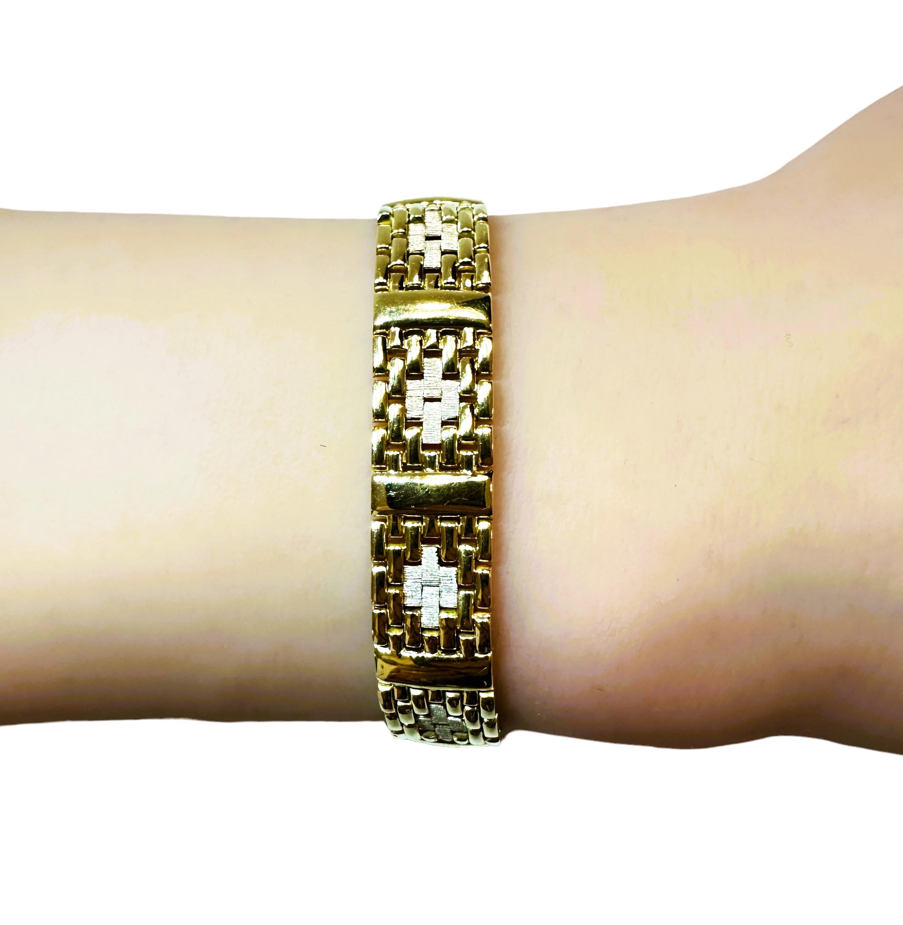 Bracelet italien moderne à maillons articulés en or 14 carats avec motif de croix 21,48 grammes en vente 4