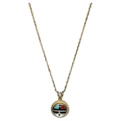 Pendentif 14k Zuni. Incrustation de cornaline turquoise Navajo Mop dans une boîte ronde