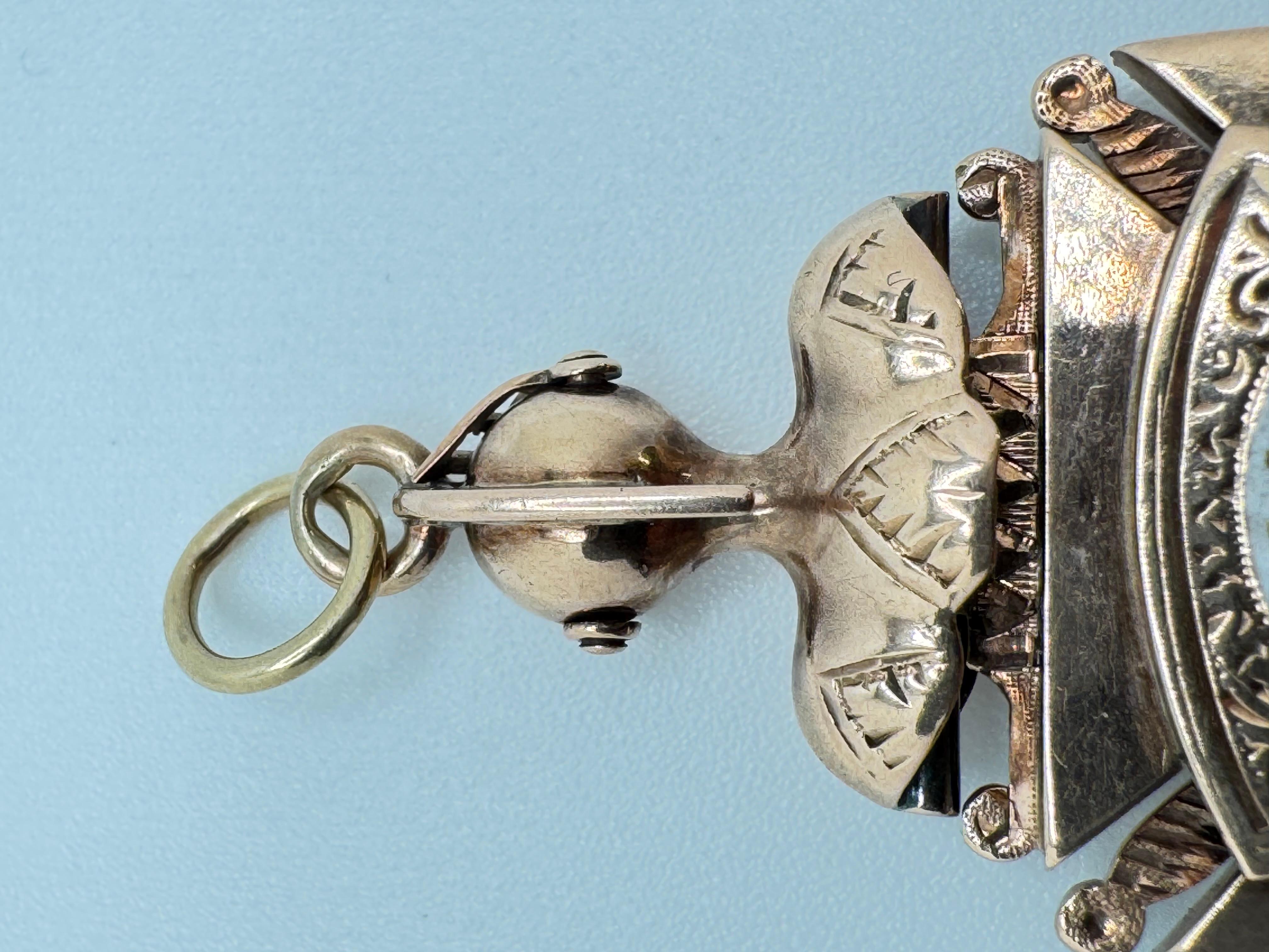 Pendentif de chevalier ancien de 14 carats en vente 5