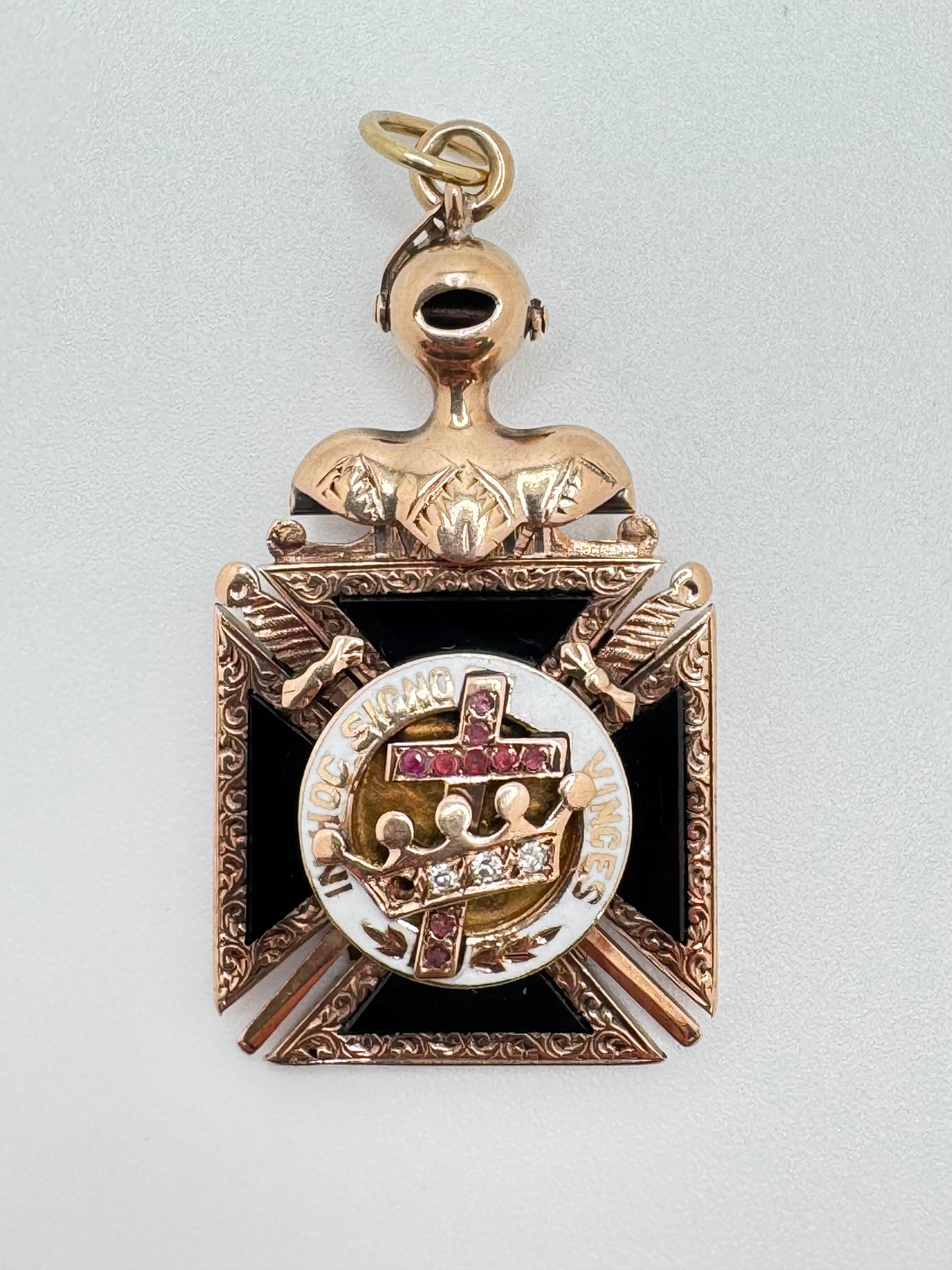 Ce pendentif antique en or 14 carats est une pièce maçonnique remarquable, riche en symbolisme et en savoir-faire. En son centre, un aigle bicéphale représente le 32e degré du Rite écossais, puissant emblème de l'illumination et de la dualité. Le