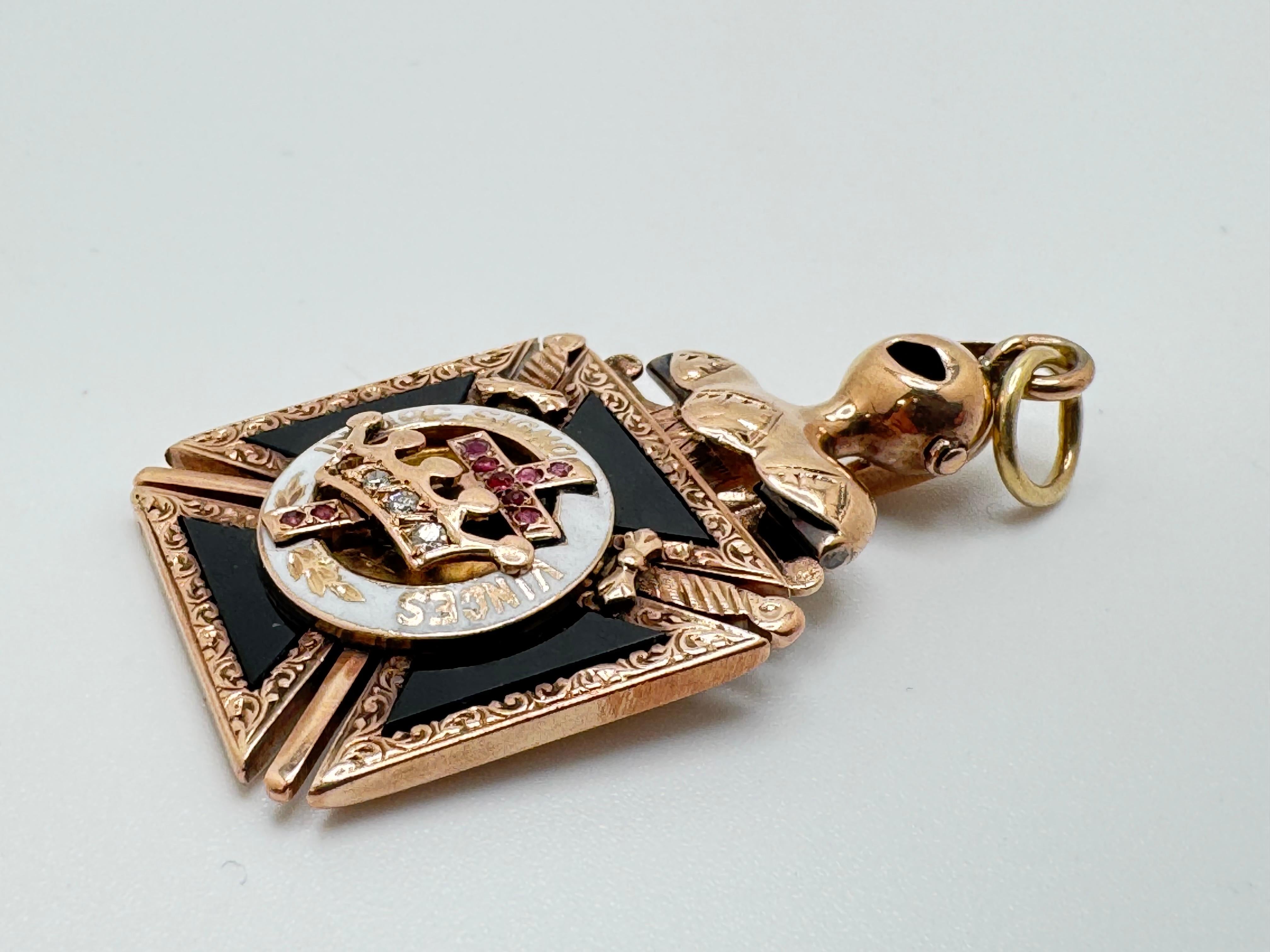 Pendentif de chevalier ancien de 14 carats en vente 1
