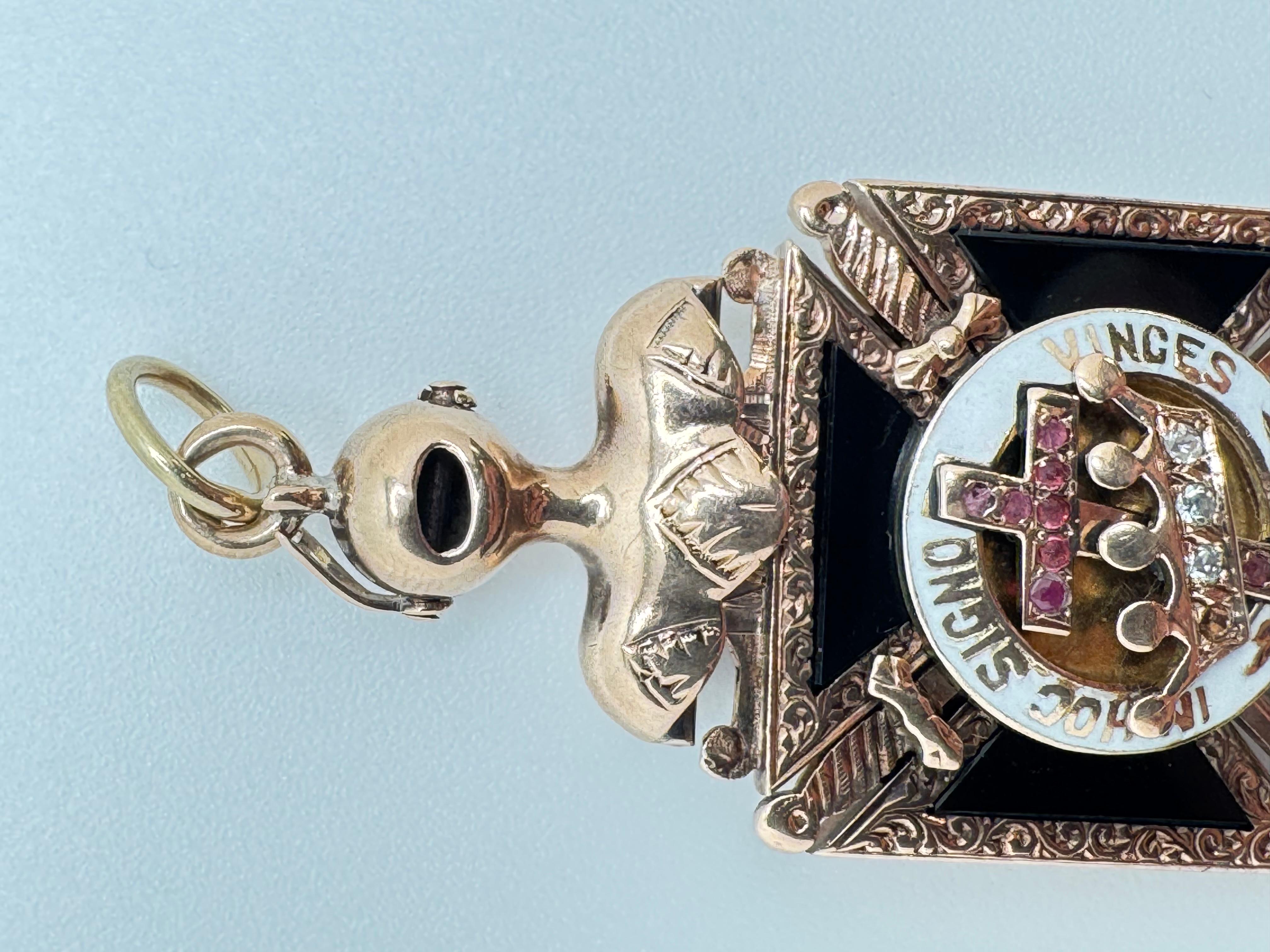 Pendentif de chevalier ancien de 14 carats en vente 2