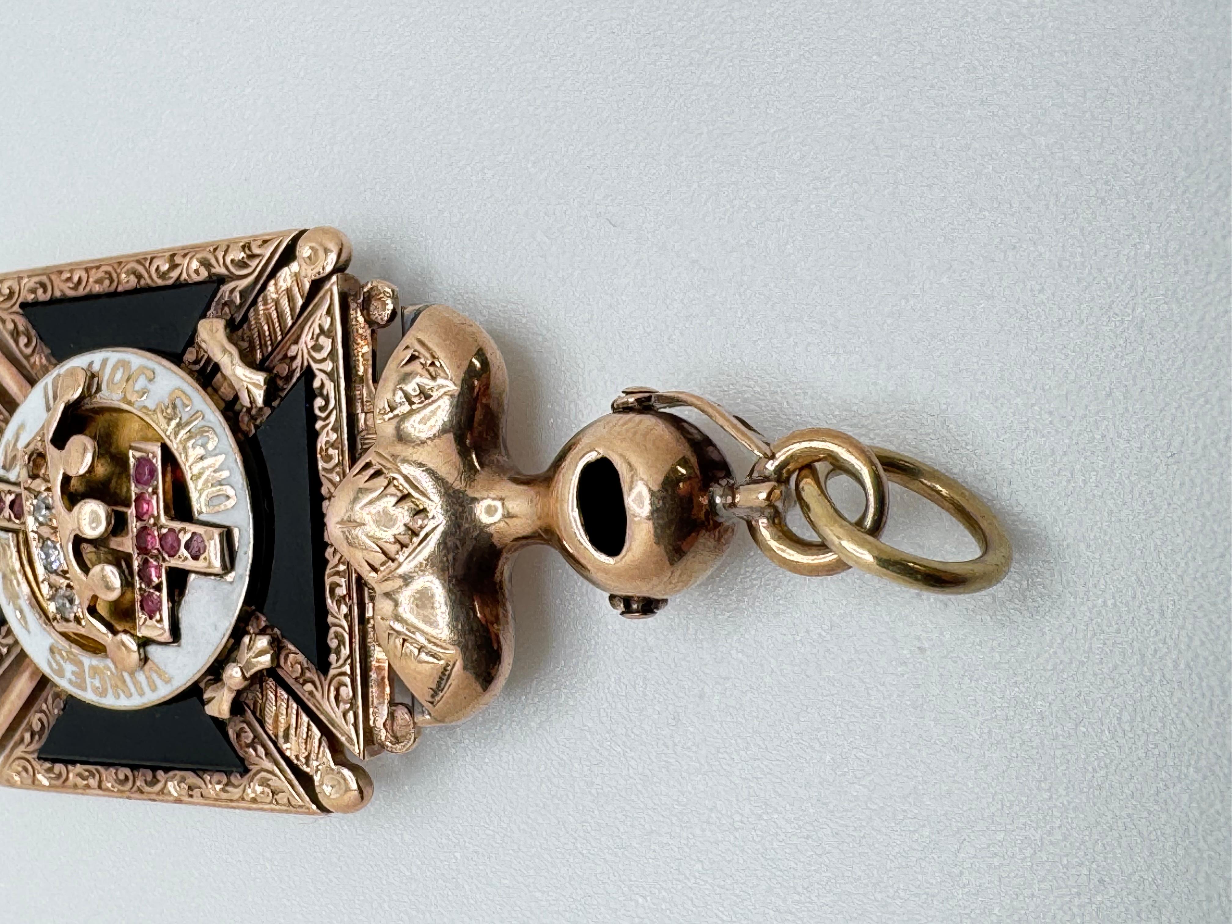 Pendentif de chevalier ancien de 14 carats en vente 3