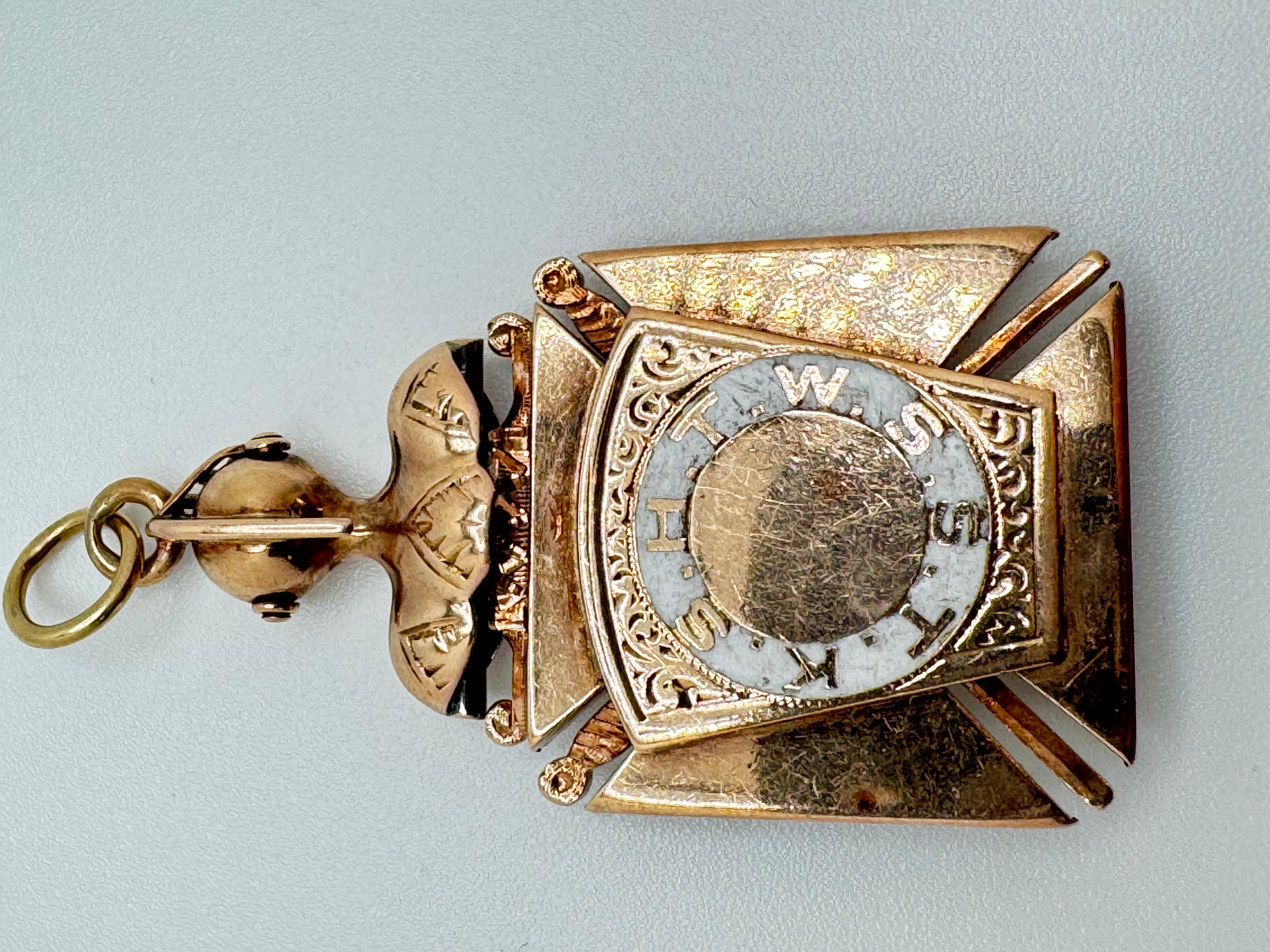 Pendentif de chevalier ancien de 14 carats en vente 4
