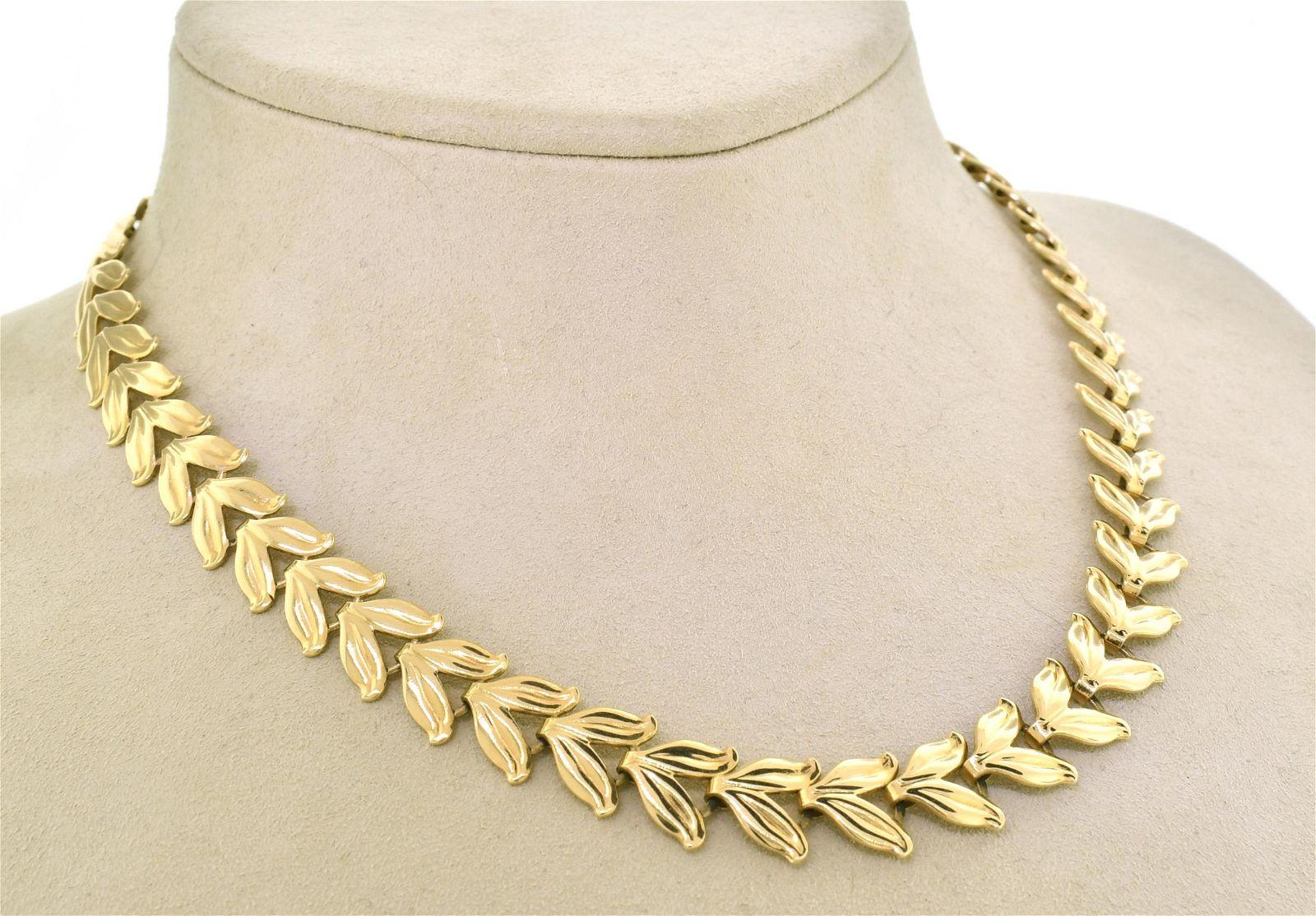 14KG Leaf Design Choker Necklace
Beautiful and elegant vintage heavy 14k yellow gold choker necklace composed of 51 leaf shaped links about 9mm wide and 16 inch long,  weight about 29.2 grams. The clasp is incorporated with large and small ring on