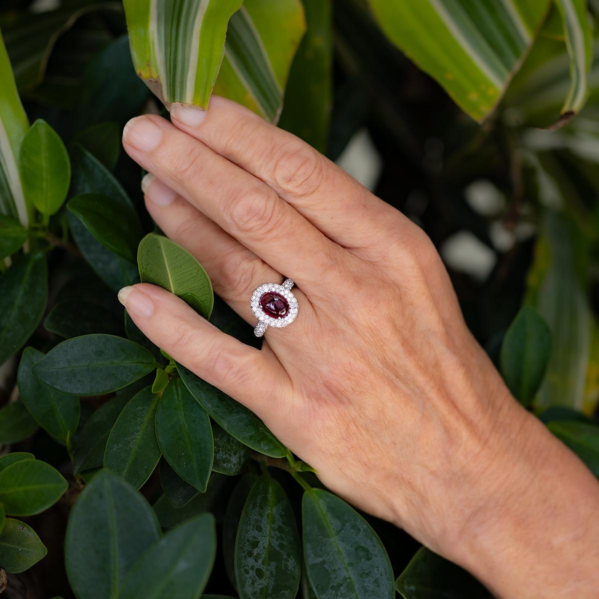 Aggiungi un tocco di eleganza con l'anello con cabochon di rubino. Feal con un bellissimo rubino cabochon, questo anello dona un tocco di lusso a qualsiasi abbigliamento.

Anello in oro bianco 14k

Rubino cabochon da 3,24 carati

Circa 1,00 carati