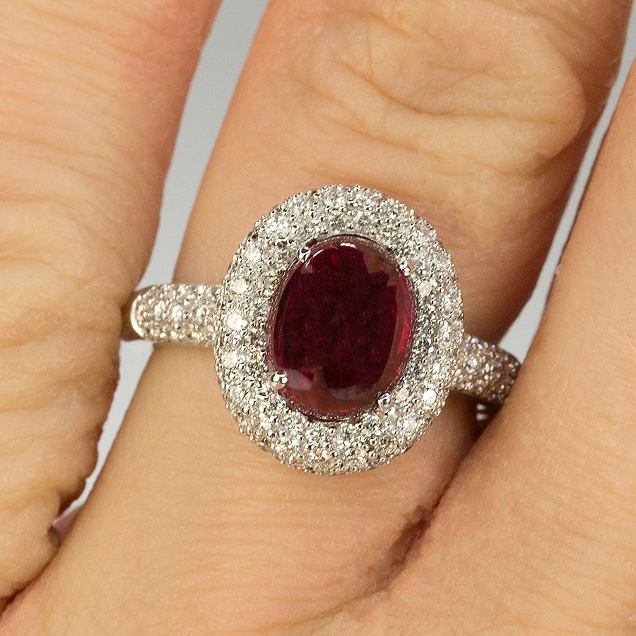 Anello con cabochon di rubino in oro bianco 14kl In condizioni ottime in vendita a Sarasota, FL