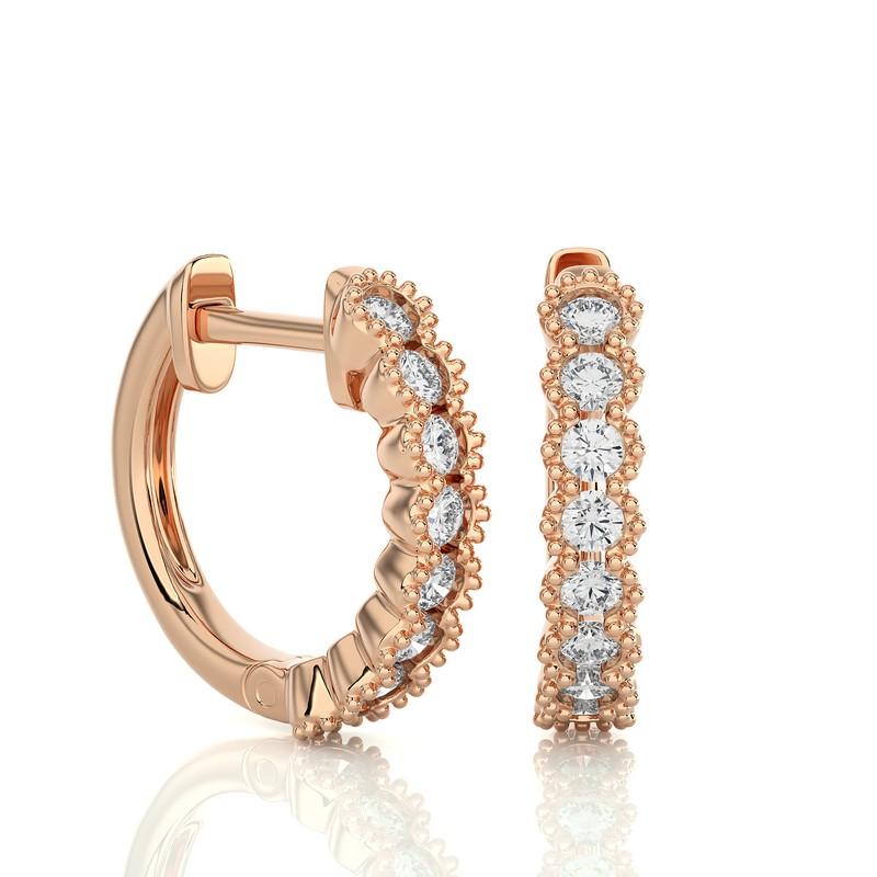 Oro antico 14KR  Orecchini Huggie con diamanti. (0,37 Ct)
Orecchini a lobo in oro 14KR con diamanti antichi: Una fusione di eleganza senza tempo e fascino vintage. Realizzati in lussuoso oro giallo a 14 carati, questi squisiti orecchini huggie