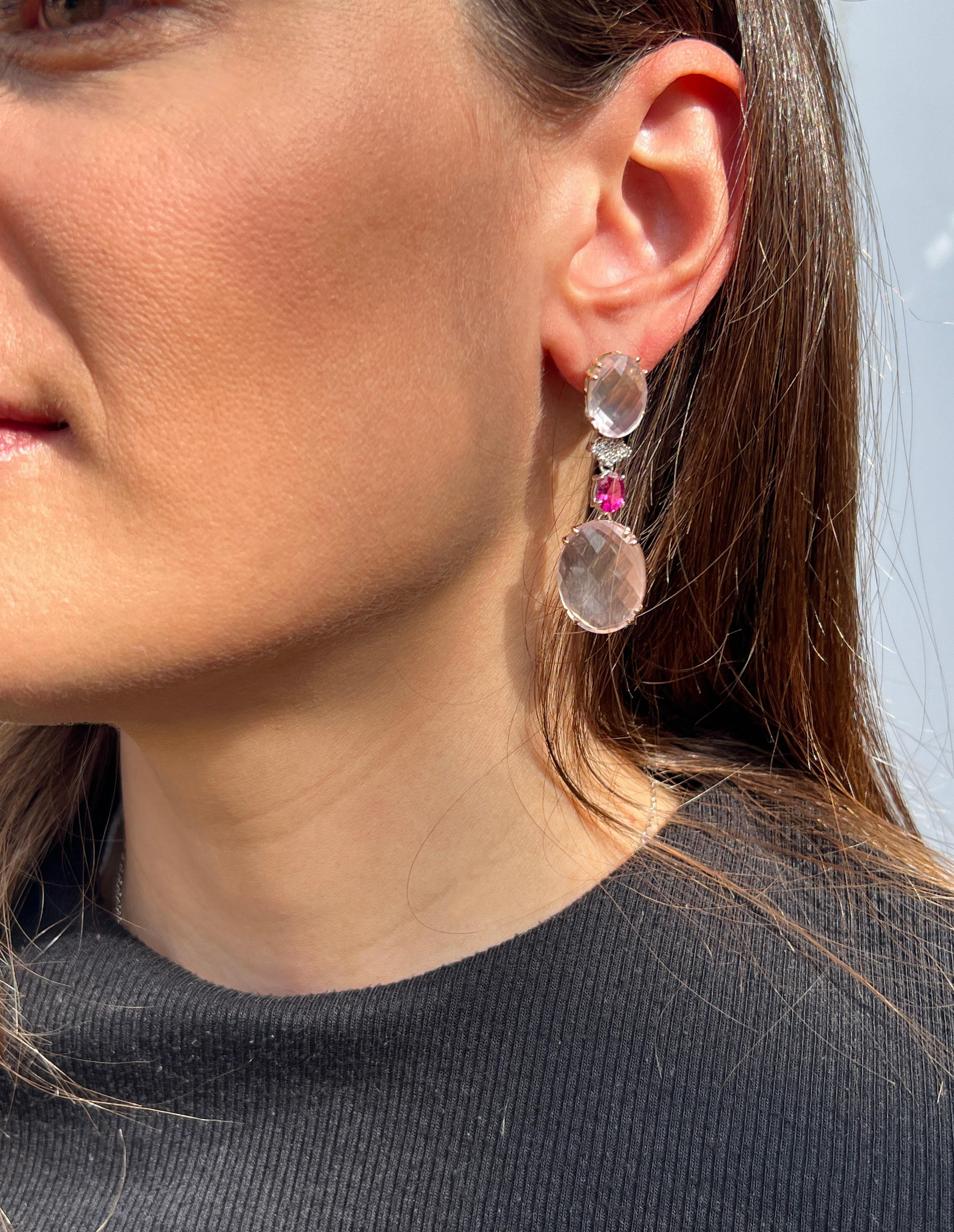 Orecchini moderni dai colori delicati, bellezza senza tempo e moderna eleganza. Disegni semplici impreziositi dalla combinazione di colori delicati e brillanti rendono questi orecchini unici da indossare ogni giorno per la donna trendy e