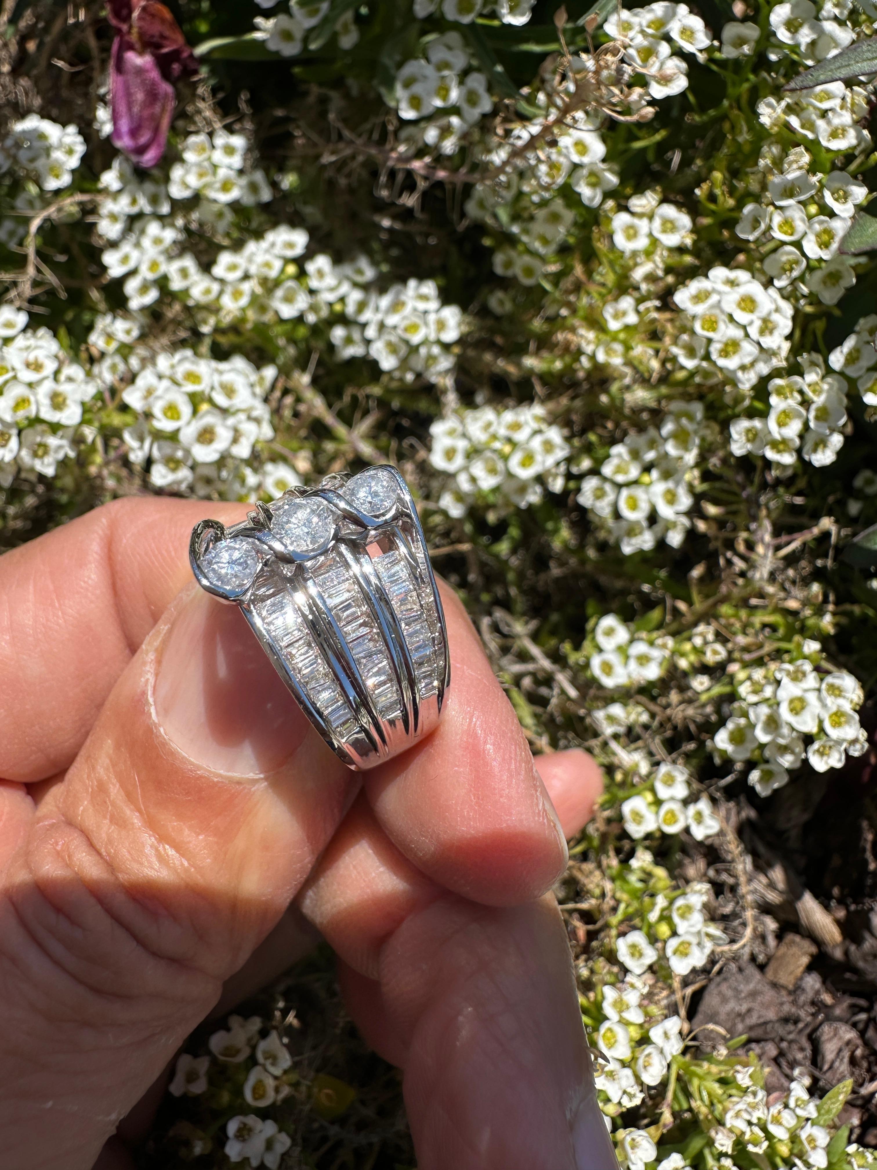 Anello contemporaneo a tre pietre in oro 14kt con baguette da 1,50ct. in vendita 5