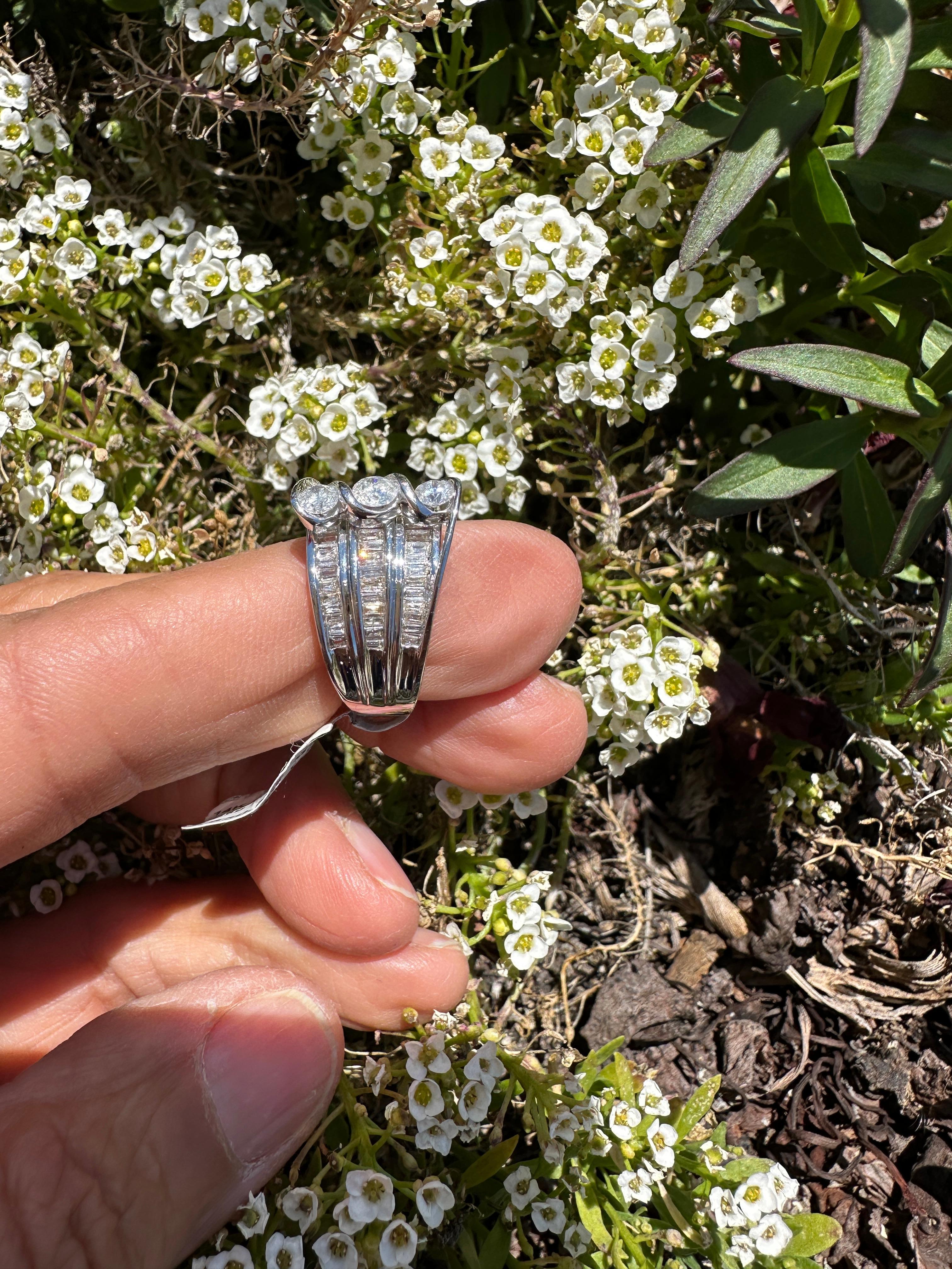 Anello contemporaneo a tre pietre in oro 14kt con baguette da 1,50ct. in vendita 6