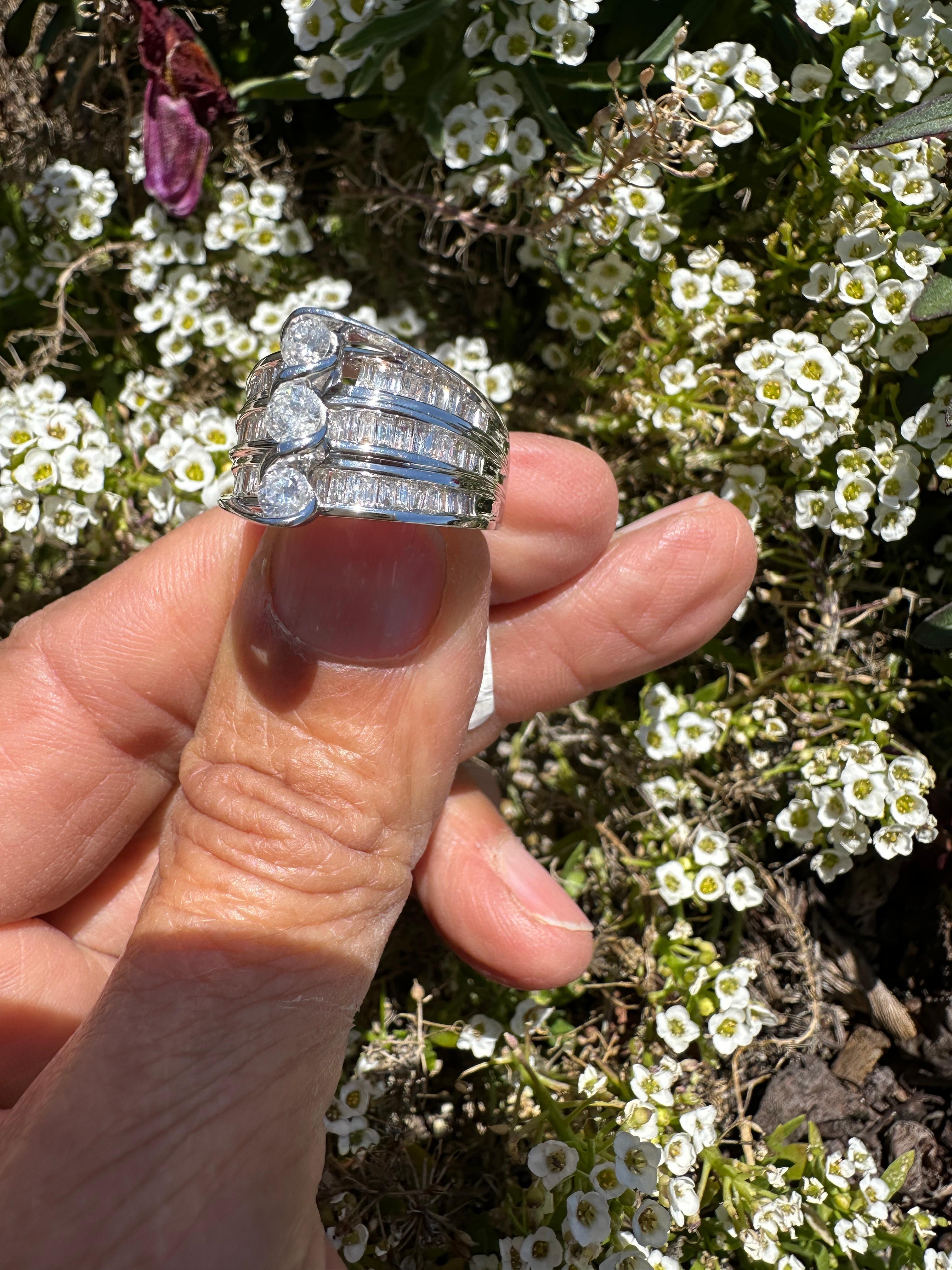 Anello contemporaneo a tre pietre in oro 14kt con baguette da 1,50ct. in vendita 2
