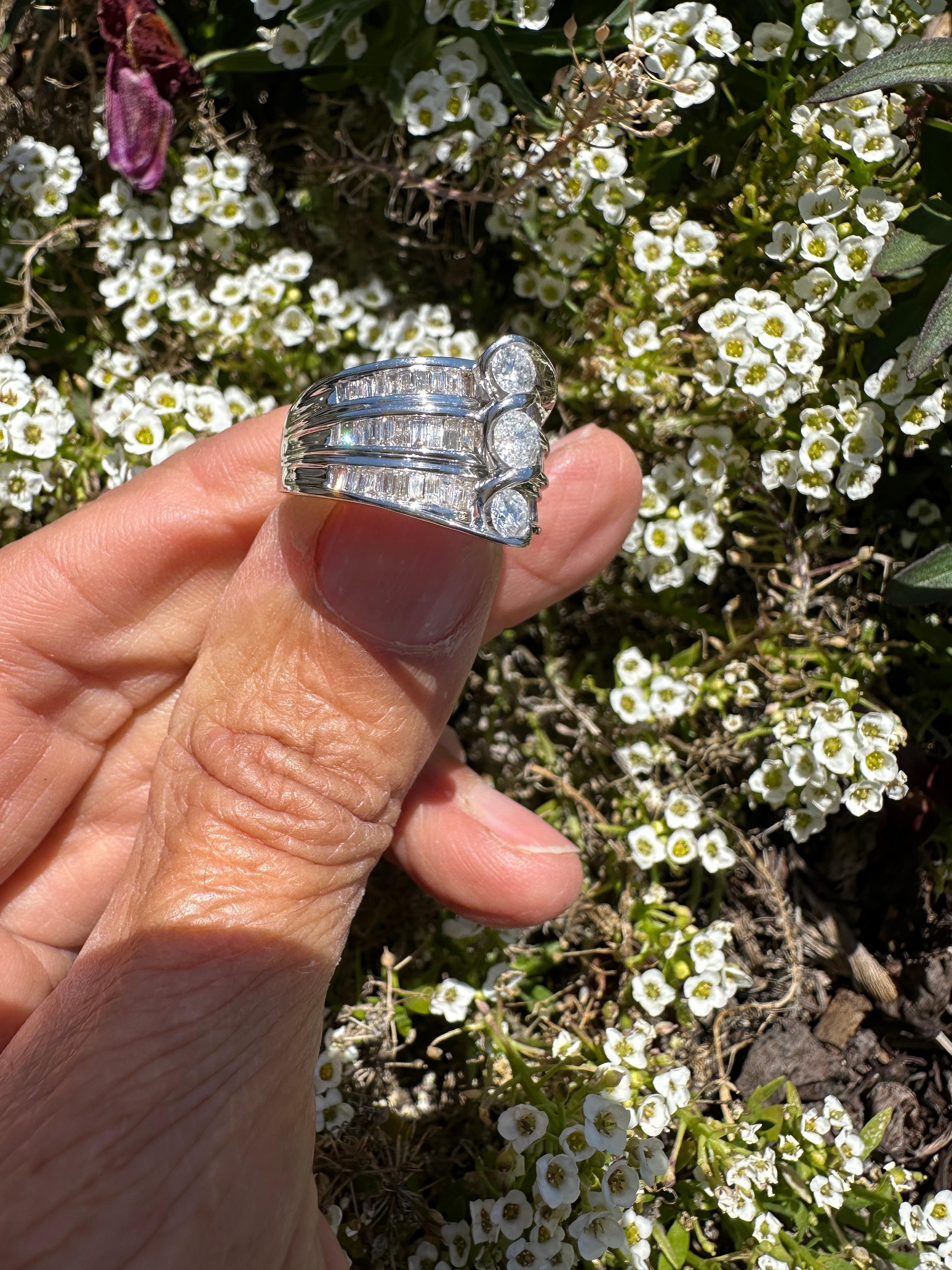 Anello contemporaneo a tre pietre in oro 14kt con baguette da 1,50ct. in vendita 3