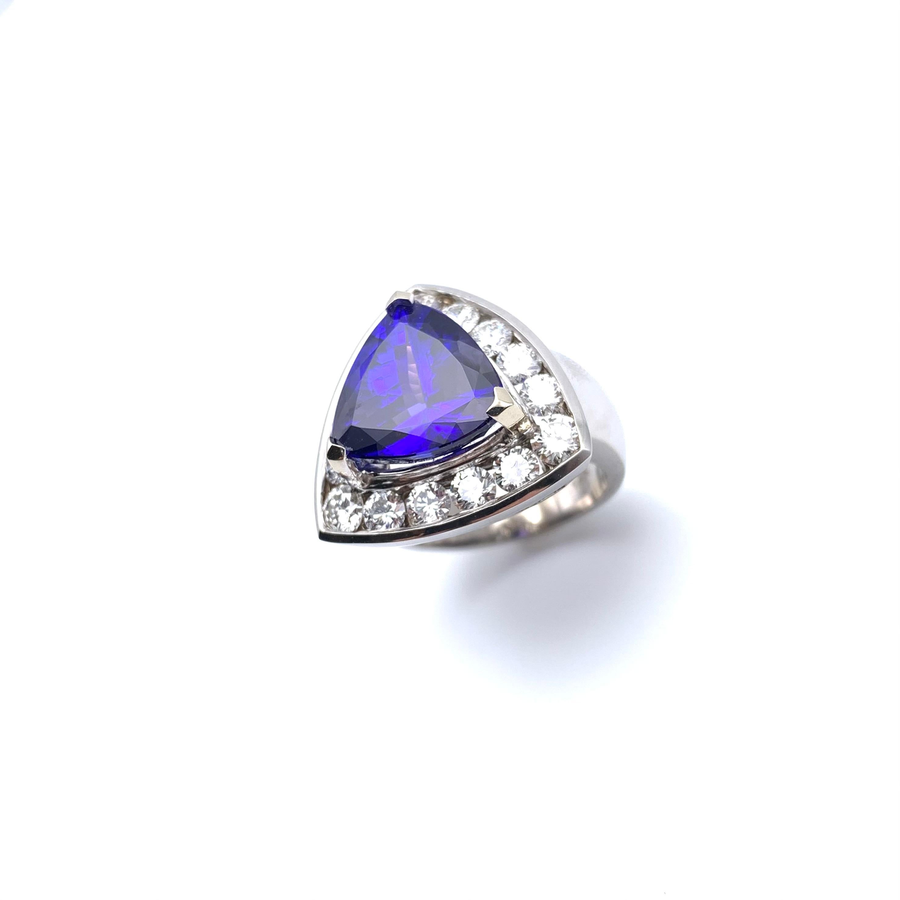 Modern 14KT 7.63 CT Trillion Tanzanite and Diamond Halo Ring For Sale