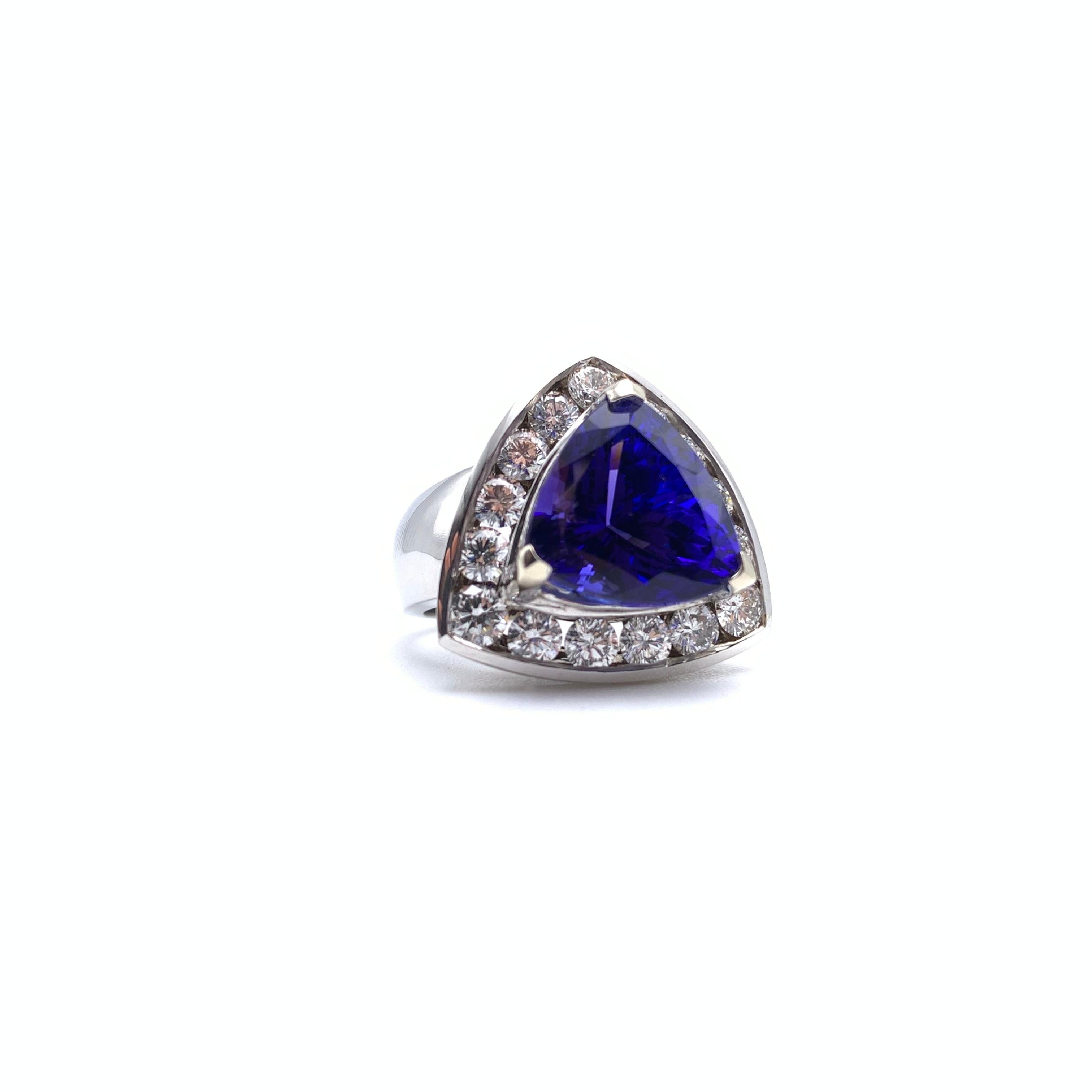14KT 7.63 CT Trillion Tanzanite and Diamond Halo Ring In Excellent Condition For Sale In Lynchburg, VA