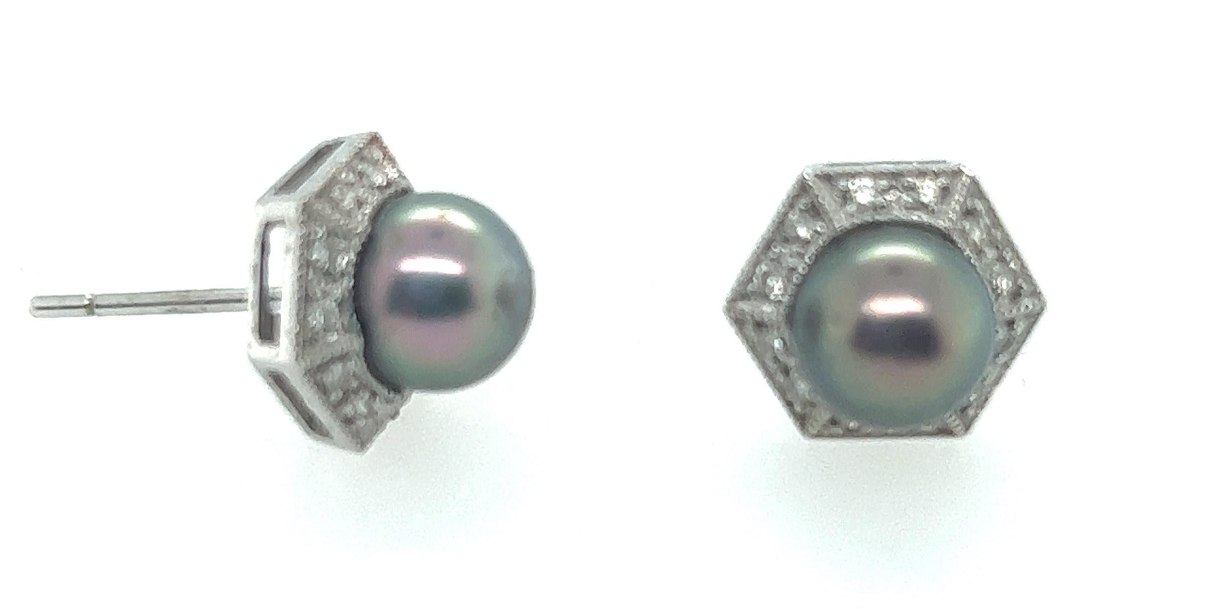 14kt 7mm Black Pearl and Diamond Earrings  In Good Condition In Towson, MD