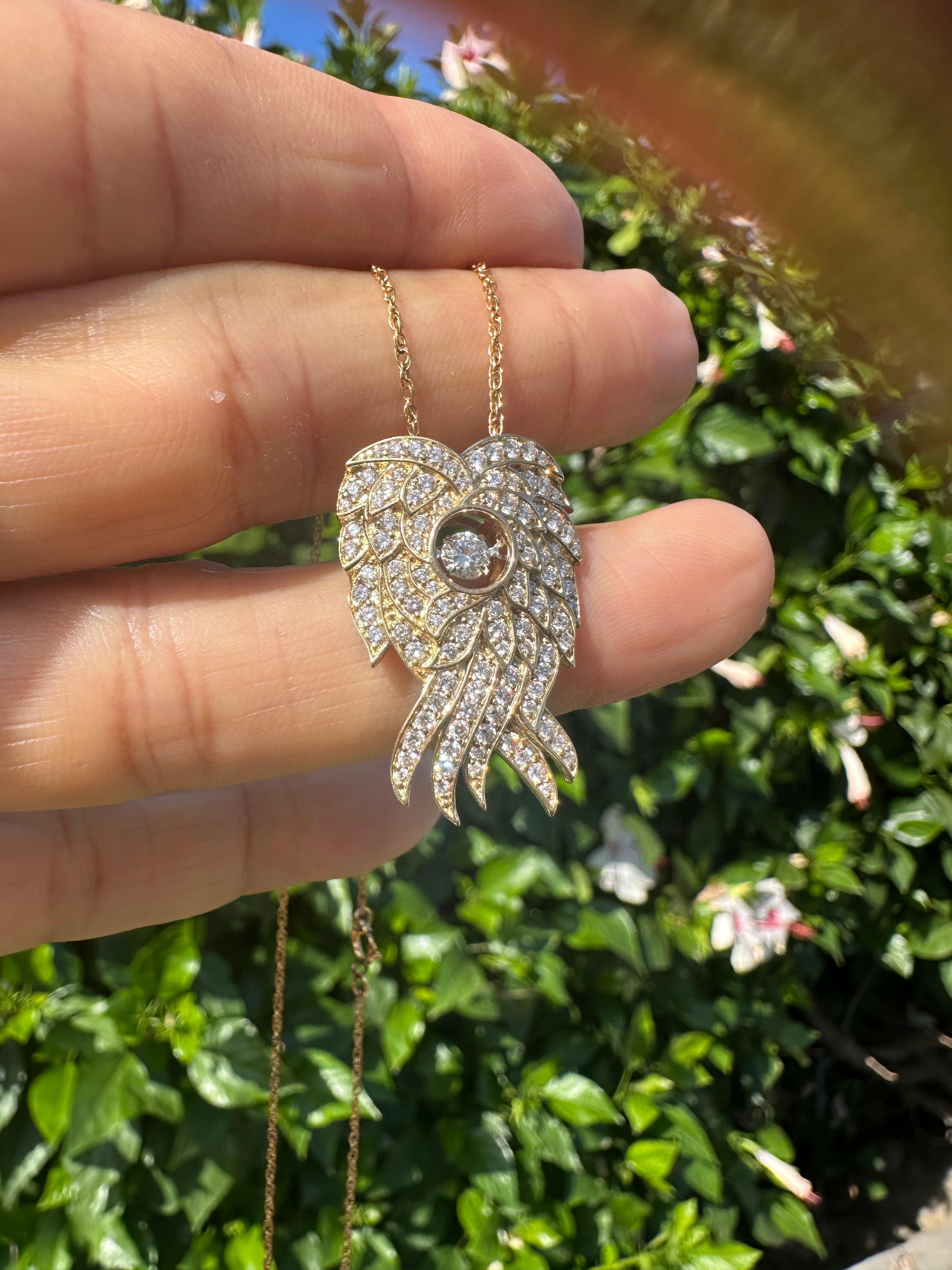Eleva la tua collezione di gioielli con questo splendido ciondolo a cascata con diamante girevole da 2,00ct realizzato in oro giallo 14k. Questo squisito pezzo ad ala d'angelo presenta un'incastonatura a pavé di più pietre con un diamante naturale