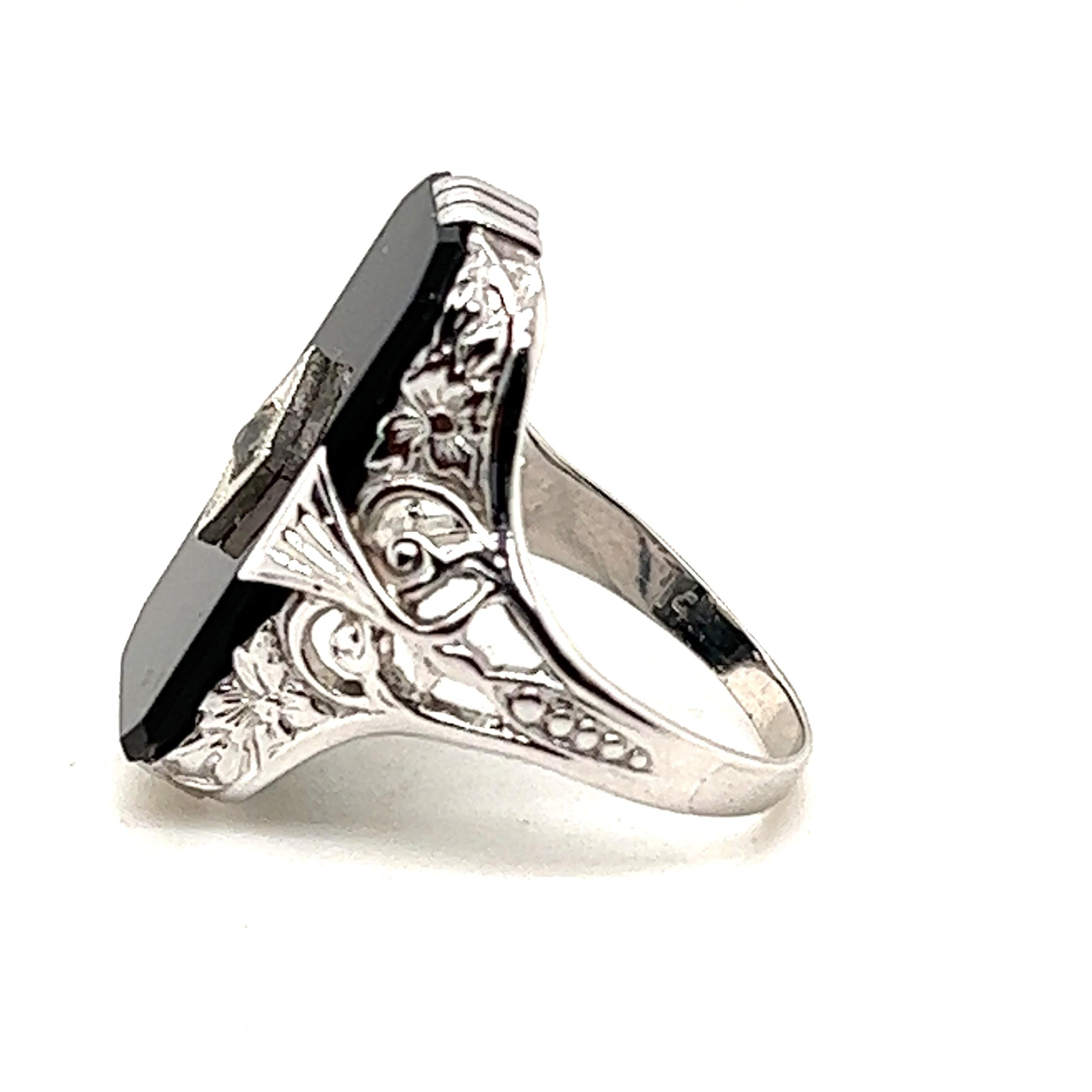 14kt Weißgold Original Art Deco Ring mit einem Zentrum 2,74 Karat schwarzen Onyx. In der Mitte des Onyx befindet sich ein Diamant im Rosenschliff (0,02ct). 

Der Ring misst 11/16 Zoll Schulter zu Schulter und 13/16 Zoll hoch.